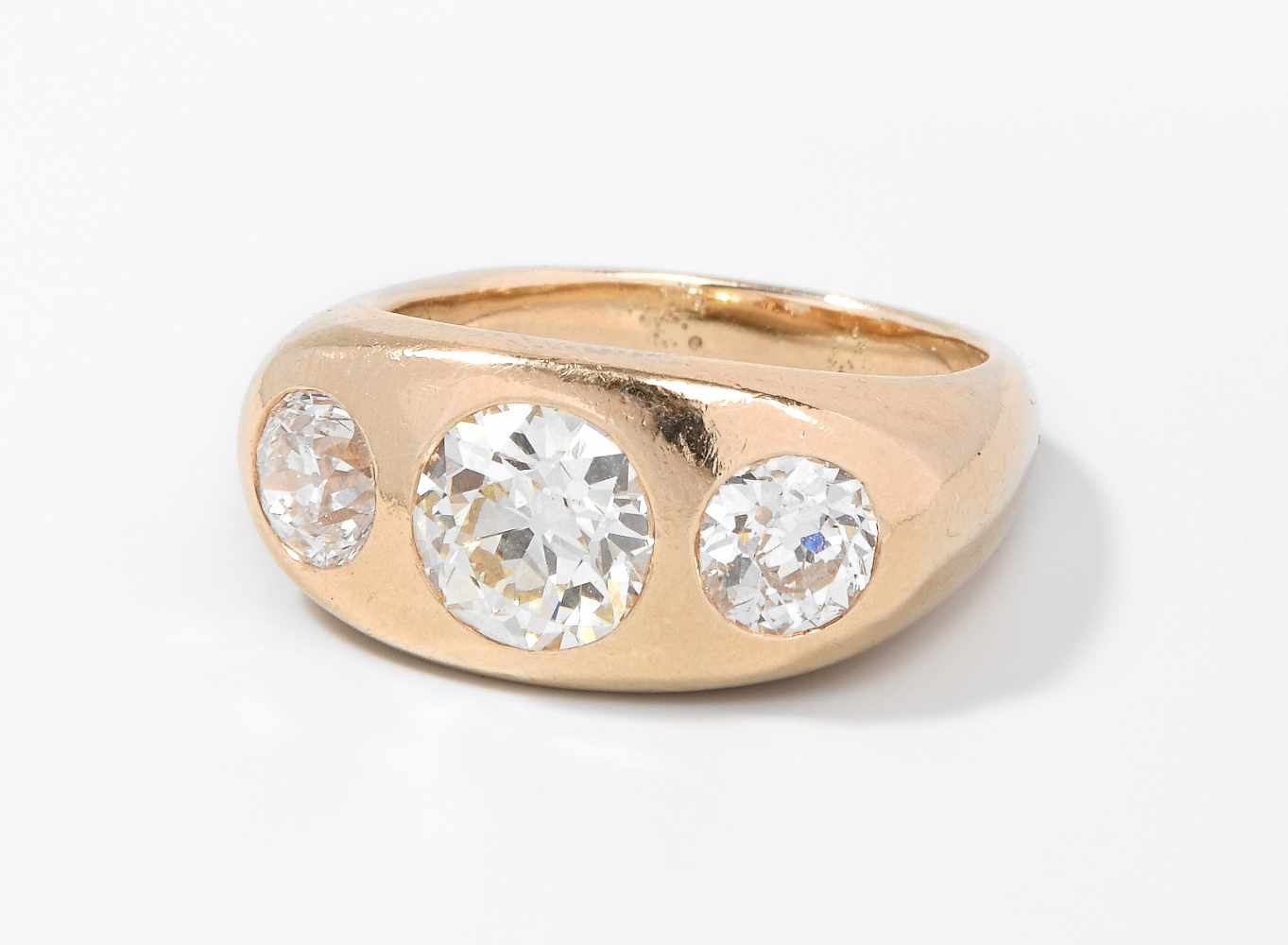 Diamant-Herrenring 750 Gelbgold. 3 eingeriebene Altschliff-Diamanten, 1.25 ct und 2x0.60 ct. I/J-si.