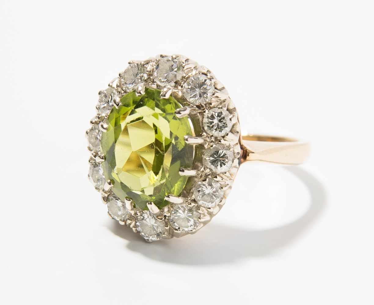 Peridot-Brillant-Ring 585 Gelb- und Weissgold. Entourage-Modell mit 1 oval fac. Peridot ca. 3 ct und