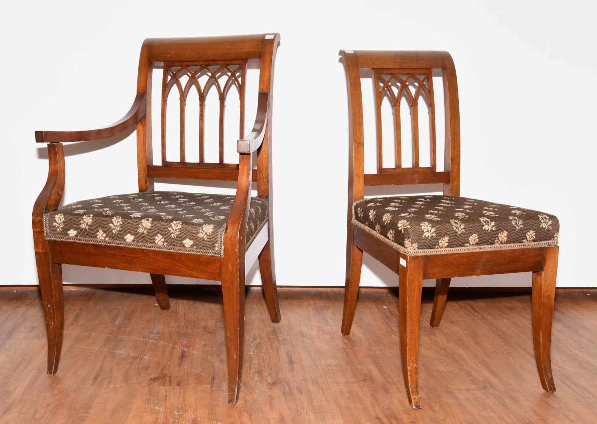 Satz von sechs Stühlen und ein Armlehnstuhl Biedermeier ca. 1820. Nussbaum. Trapezförmiges Gestell