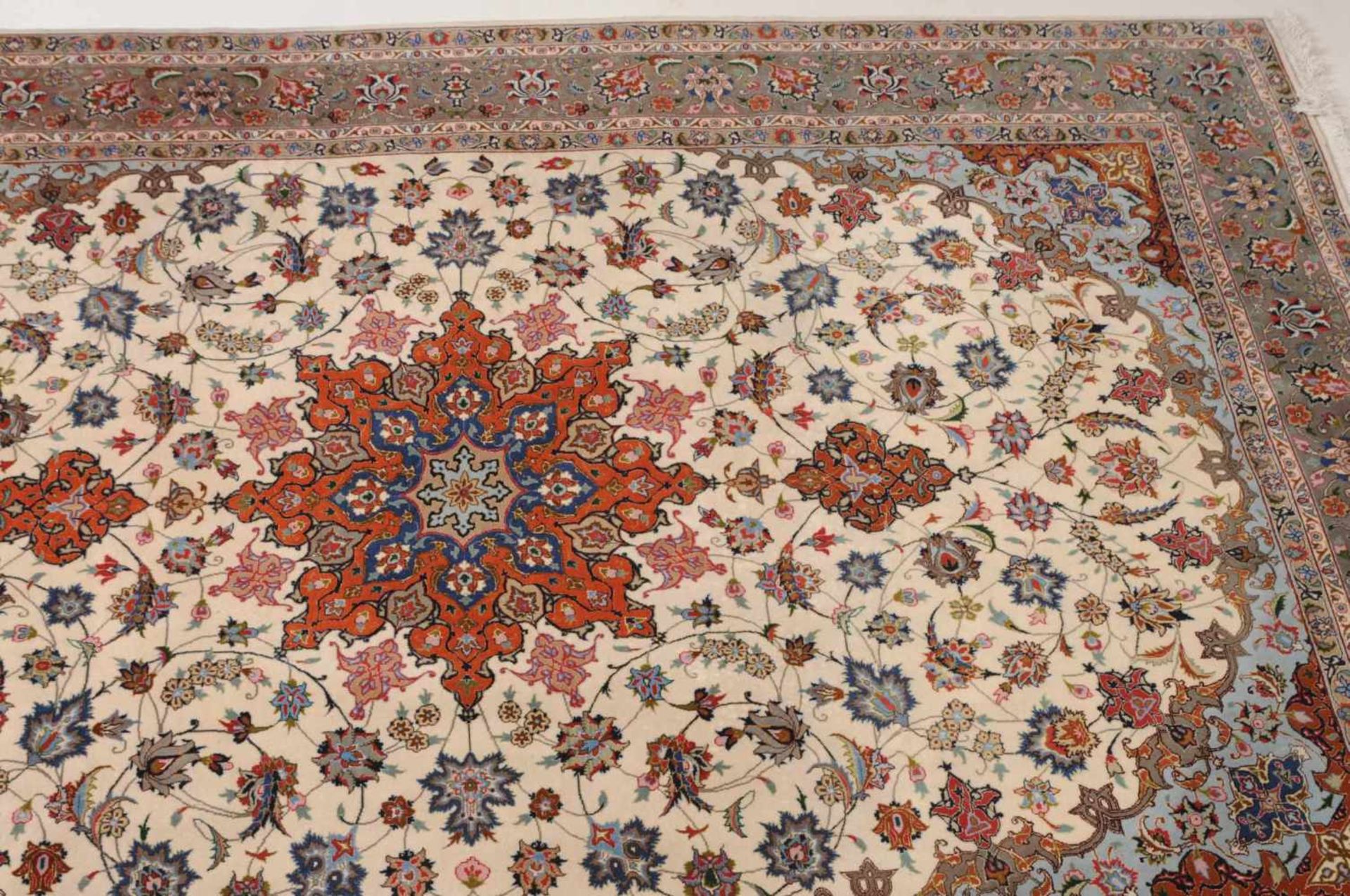 Täbris NW-Persien, um 1980. Fein geknüpfter Teppich. Auf beigem Grund liegt ein rotes 8-Pass-Stern- - Bild 10 aus 15