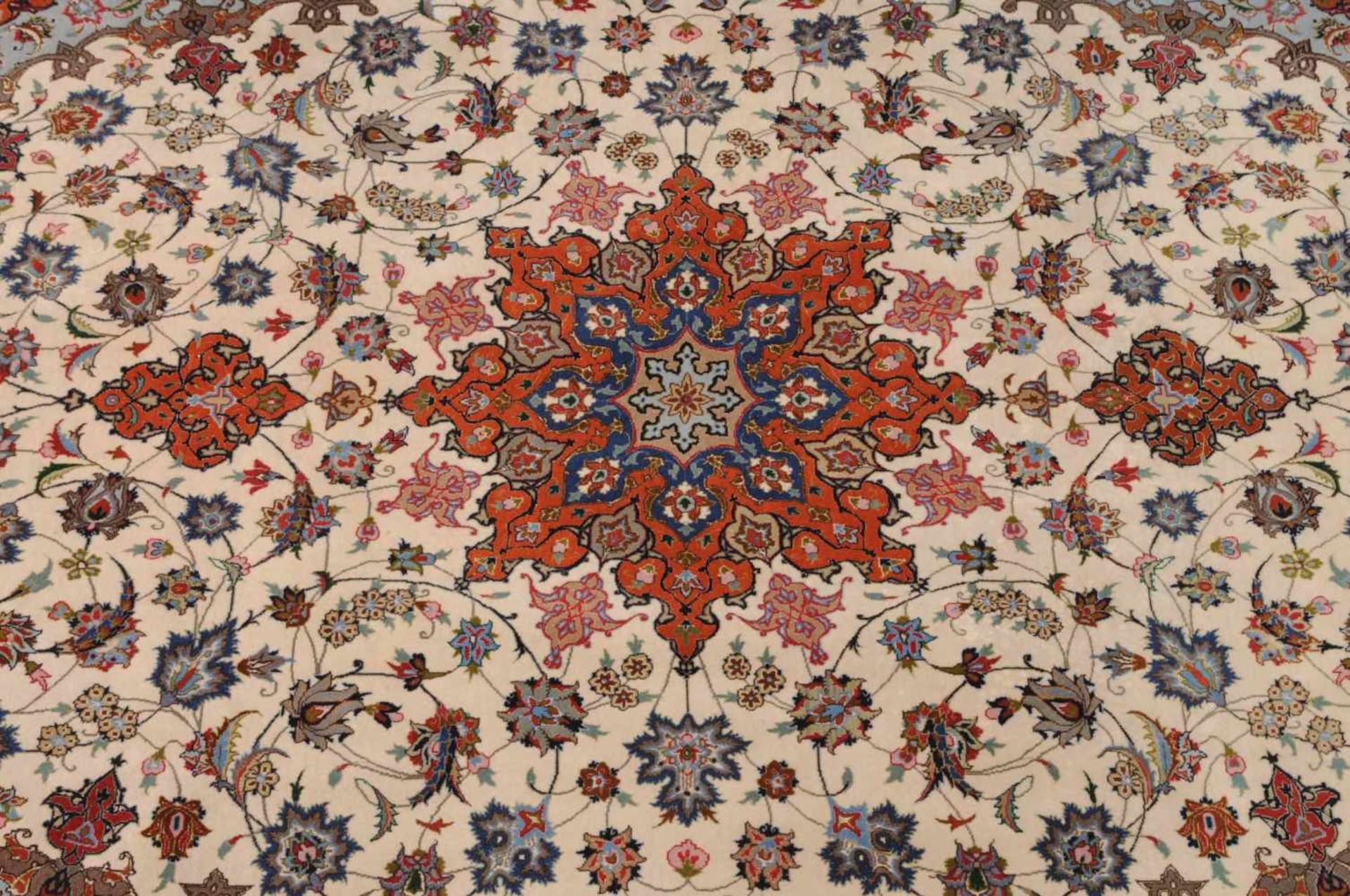 Täbris NW-Persien, um 1980. Fein geknüpfter Teppich. Auf beigem Grund liegt ein rotes 8-Pass-Stern- - Bild 9 aus 15