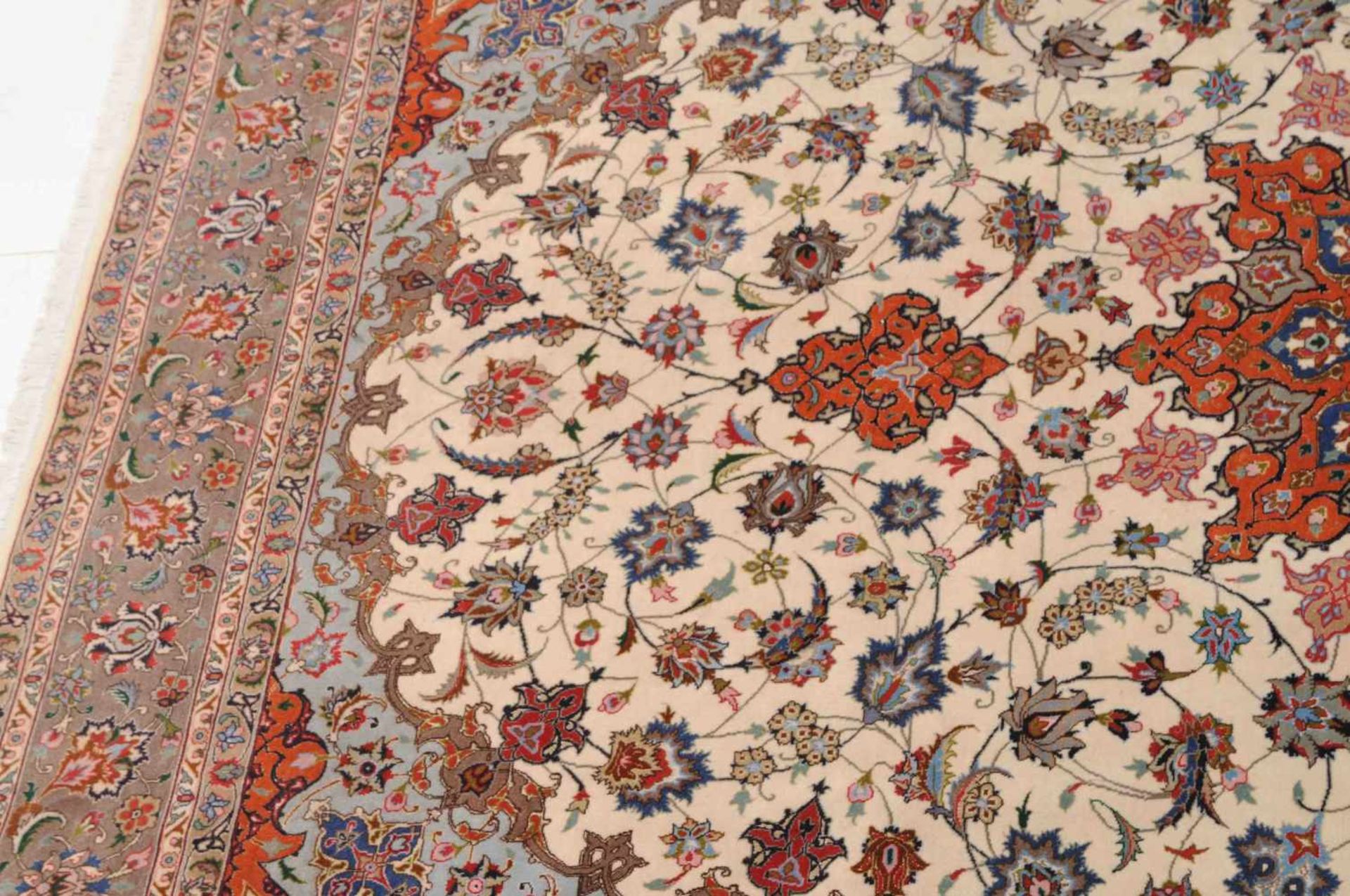Täbris NW-Persien, um 1980. Fein geknüpfter Teppich. Auf beigem Grund liegt ein rotes 8-Pass-Stern- - Bild 15 aus 15