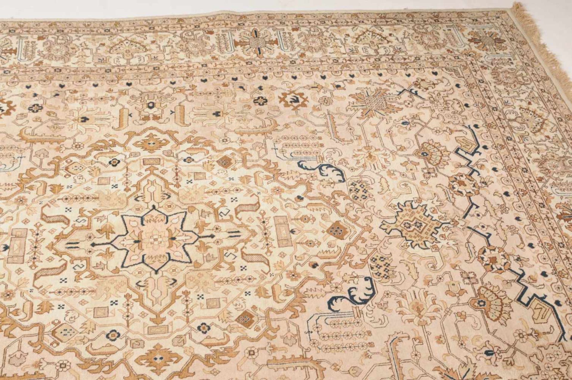 Täbris NW-Persien, um 1900. Pastellfarbener Teppich. Auf hellem Grund ruht ein Zitronen-Medaillon, - Bild 9 aus 13