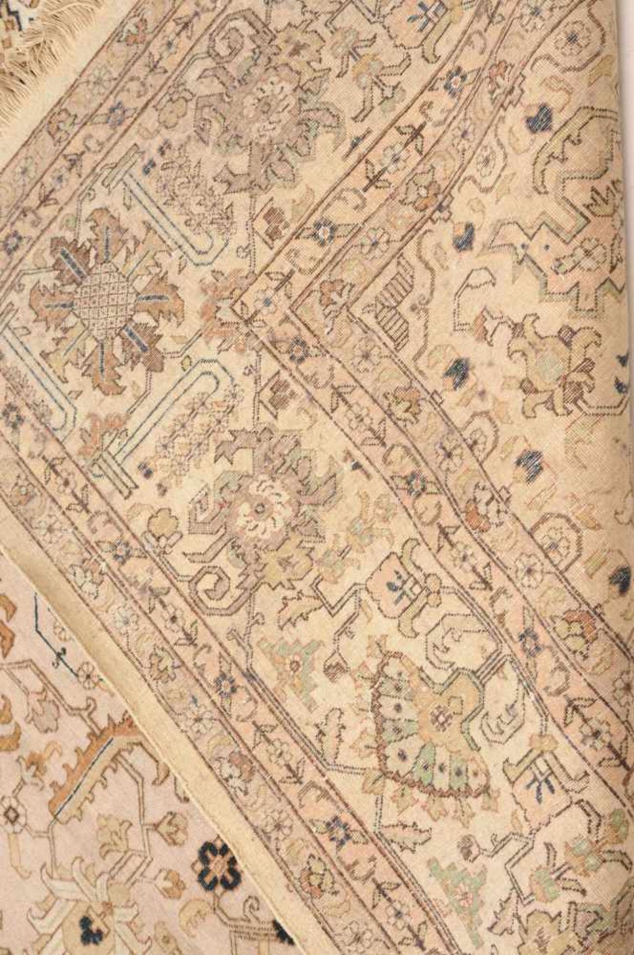 Täbris NW-Persien, um 1900. Pastellfarbener Teppich. Auf hellem Grund ruht ein Zitronen-Medaillon, - Bild 10 aus 13