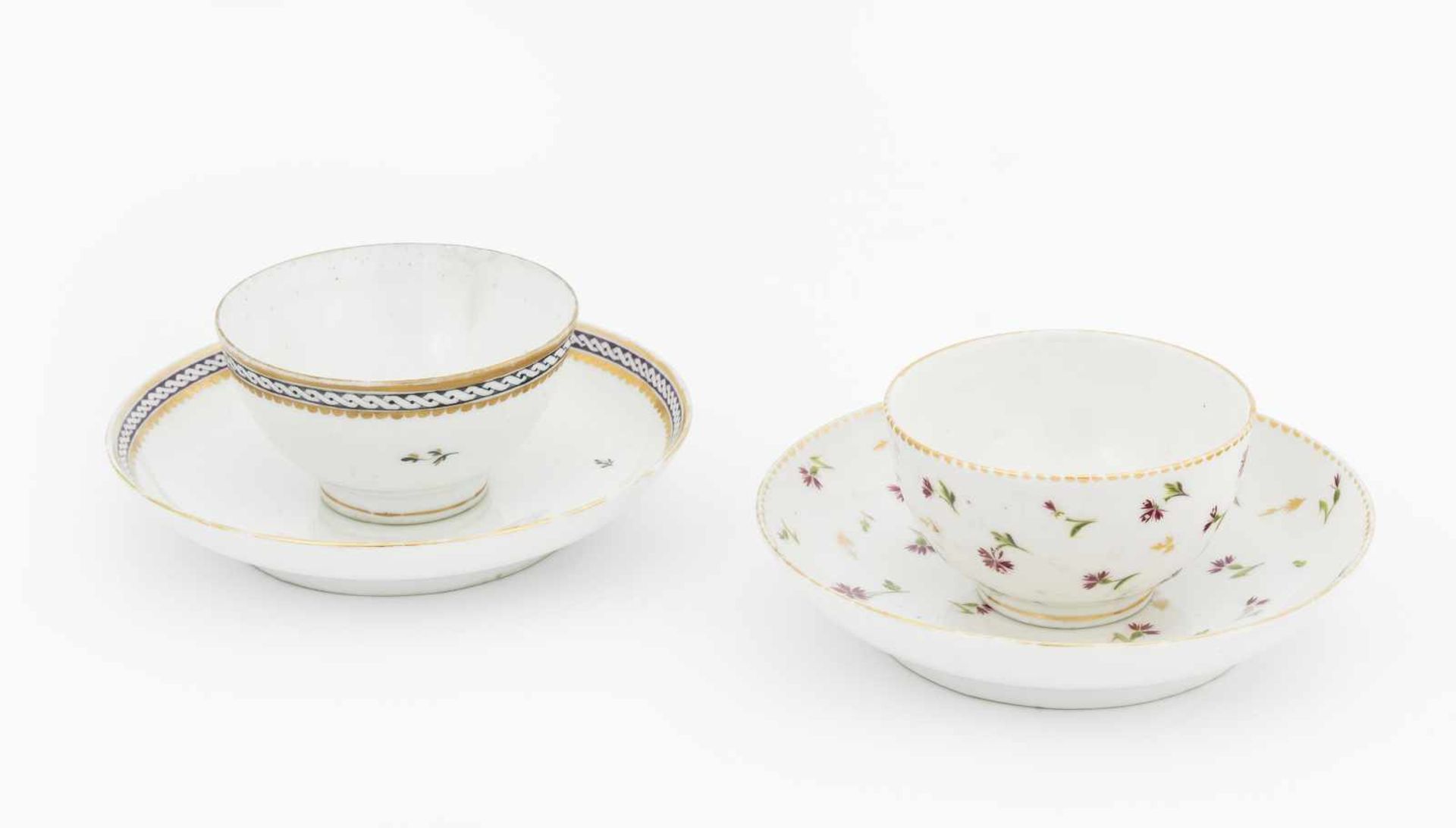 2 Koppchen, Nyon Um 1800. Porzellan, ein Koppchen mit Dekor "à grecque", weiss ausgespart über