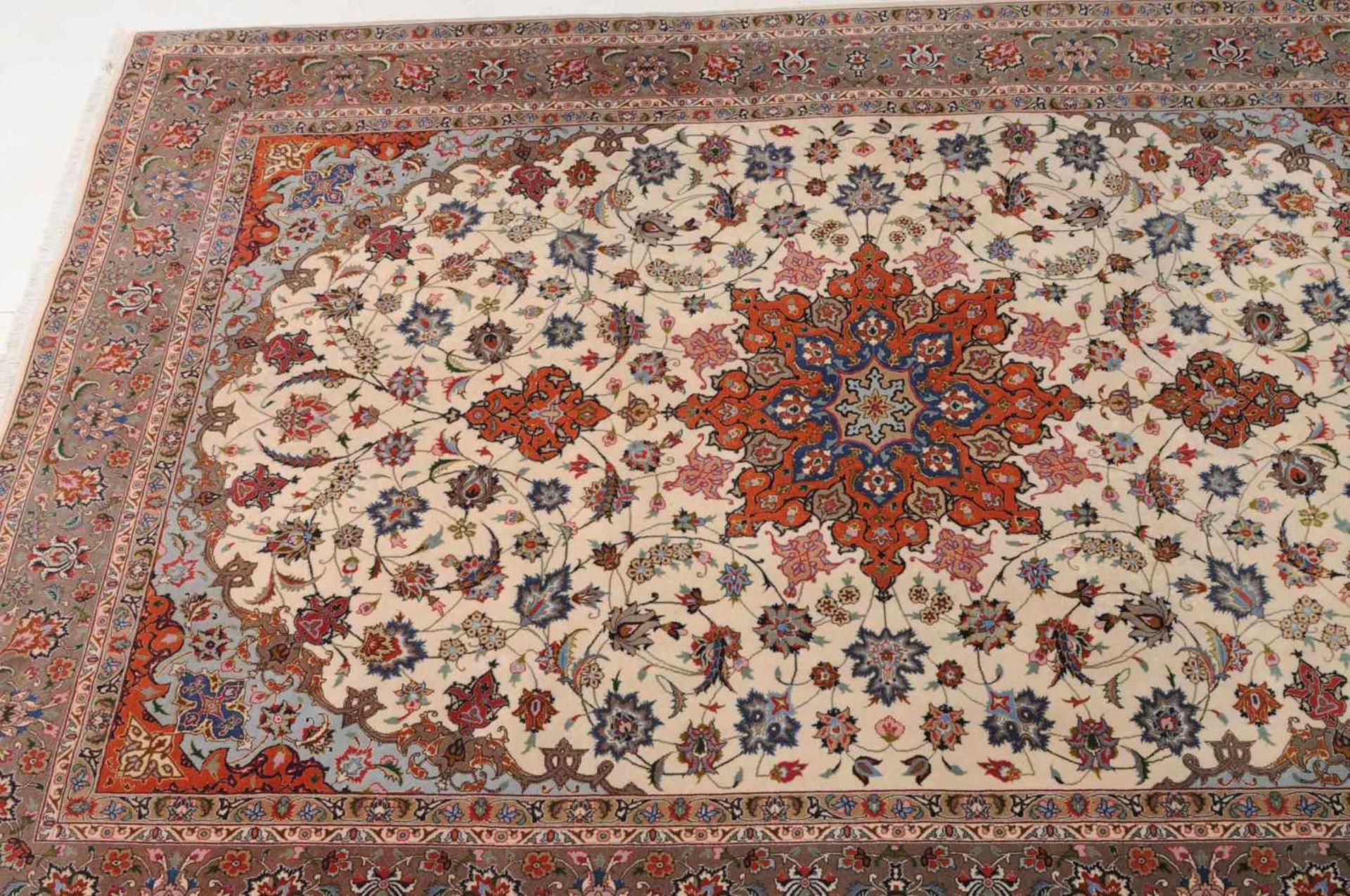 Täbris NW-Persien, um 1980. Fein geknüpfter Teppich. Auf beigem Grund liegt ein rotes 8-Pass-Stern- - Bild 2 aus 15