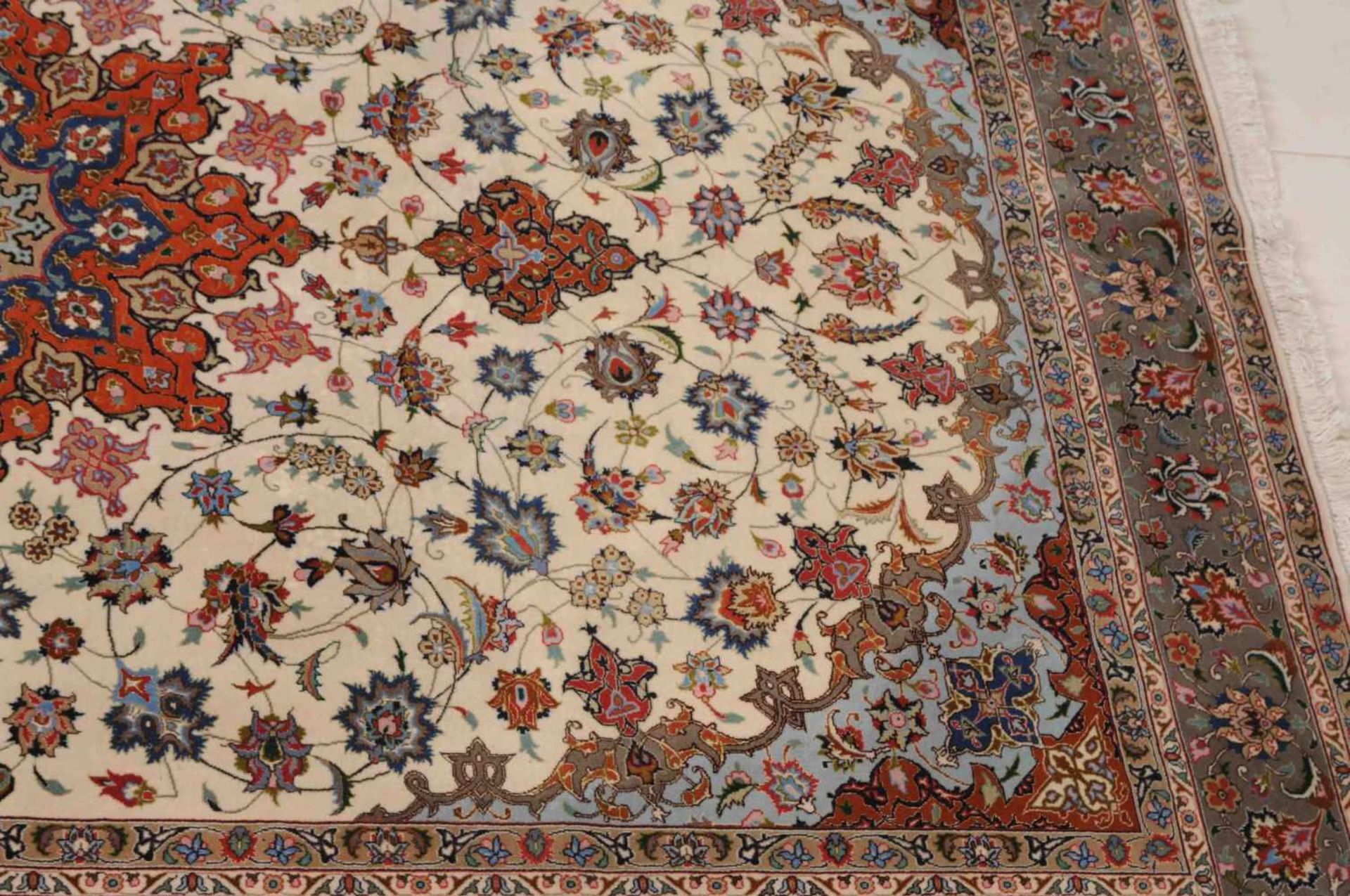 Täbris NW-Persien, um 1980. Fein geknüpfter Teppich. Auf beigem Grund liegt ein rotes 8-Pass-Stern- - Bild 14 aus 15