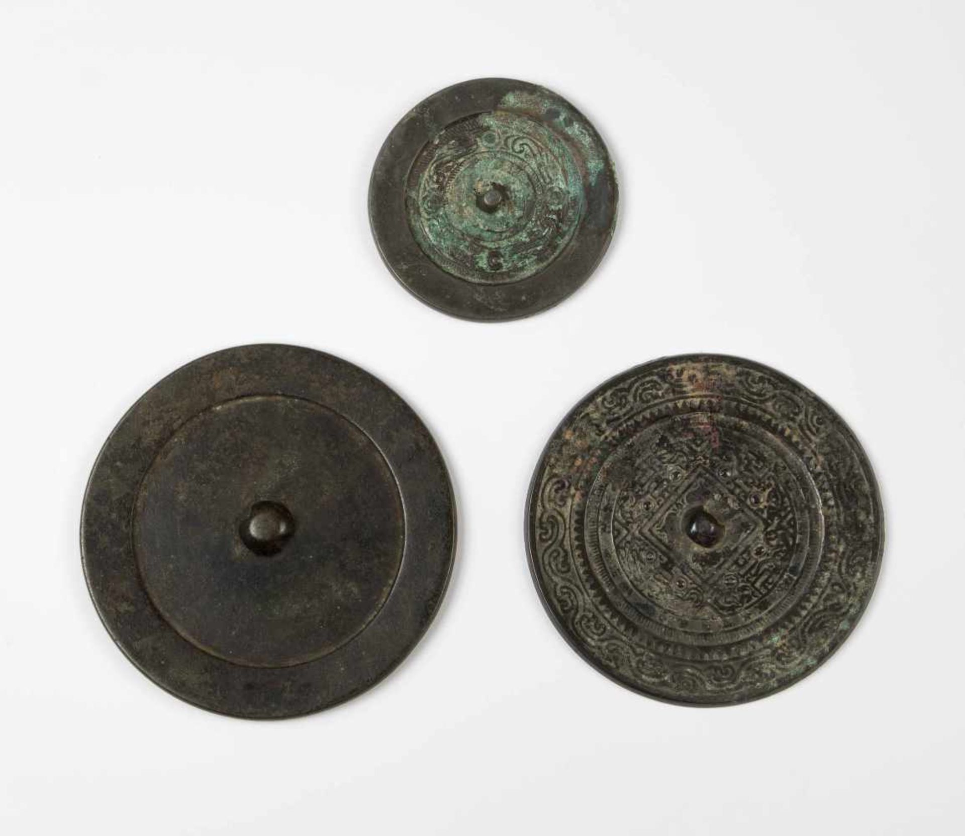Lot: 3 Bronze-Spiegel China, wohl Han- und Ming-Dynastie. Ein Spiegel mit den vier