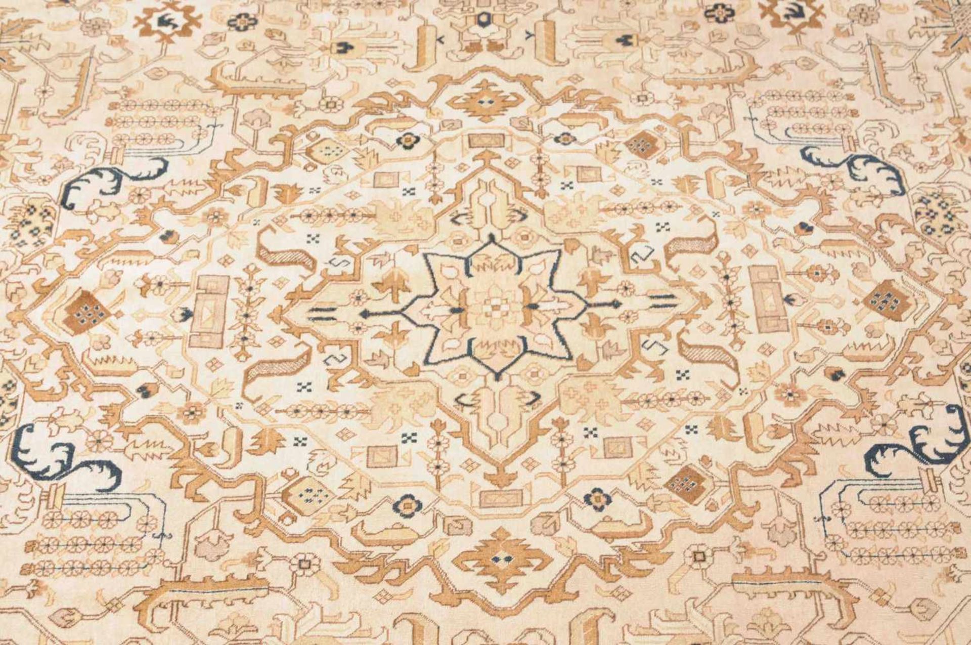 Täbris NW-Persien, um 1900. Pastellfarbener Teppich. Auf hellem Grund ruht ein Zitronen-Medaillon, - Bild 6 aus 13