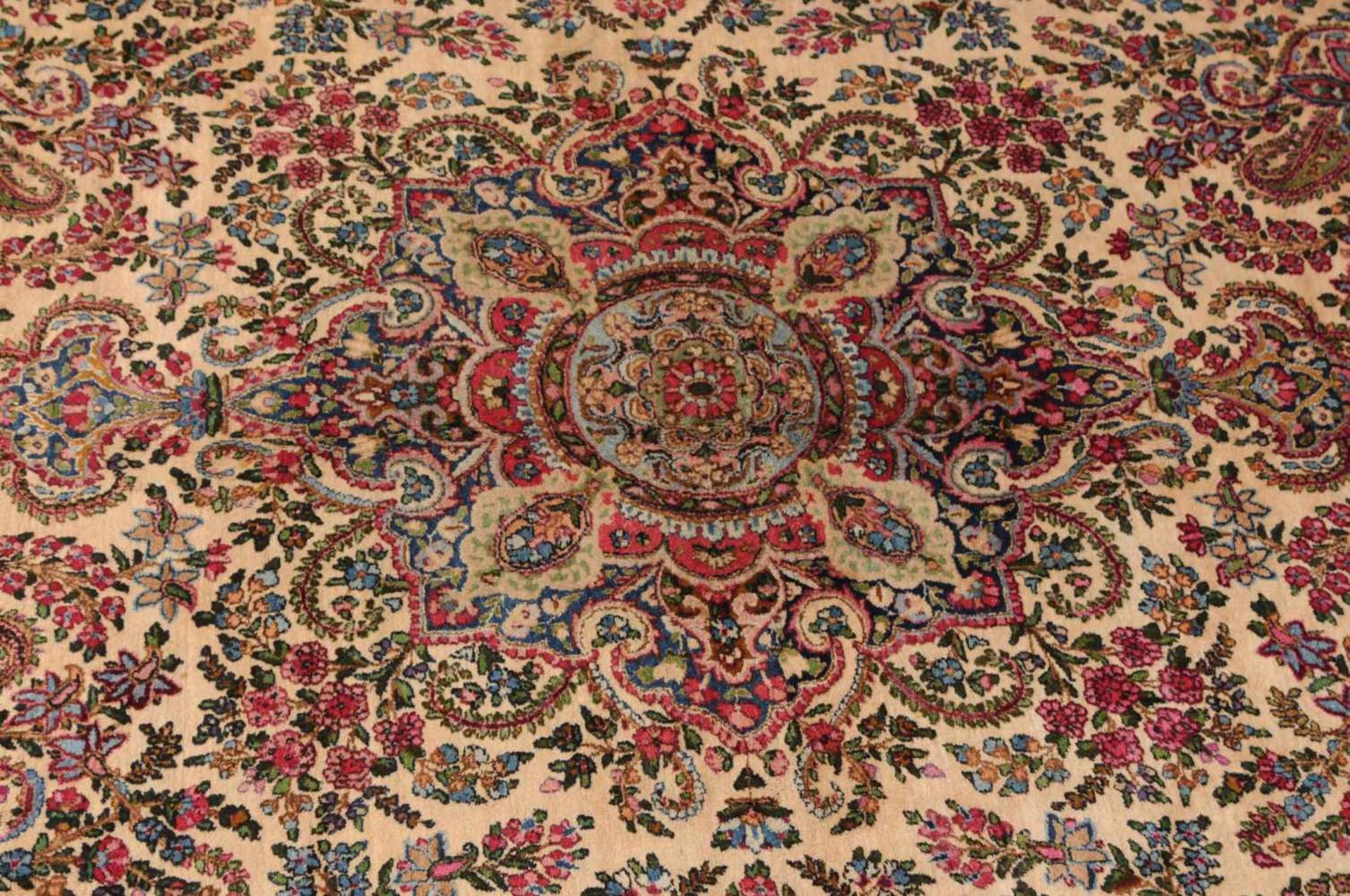 Kirman S-Persien, um 1940. Dichtes florales Werk. Im beigen Innenfeld liegt ein reich gemustertes - Bild 8 aus 13