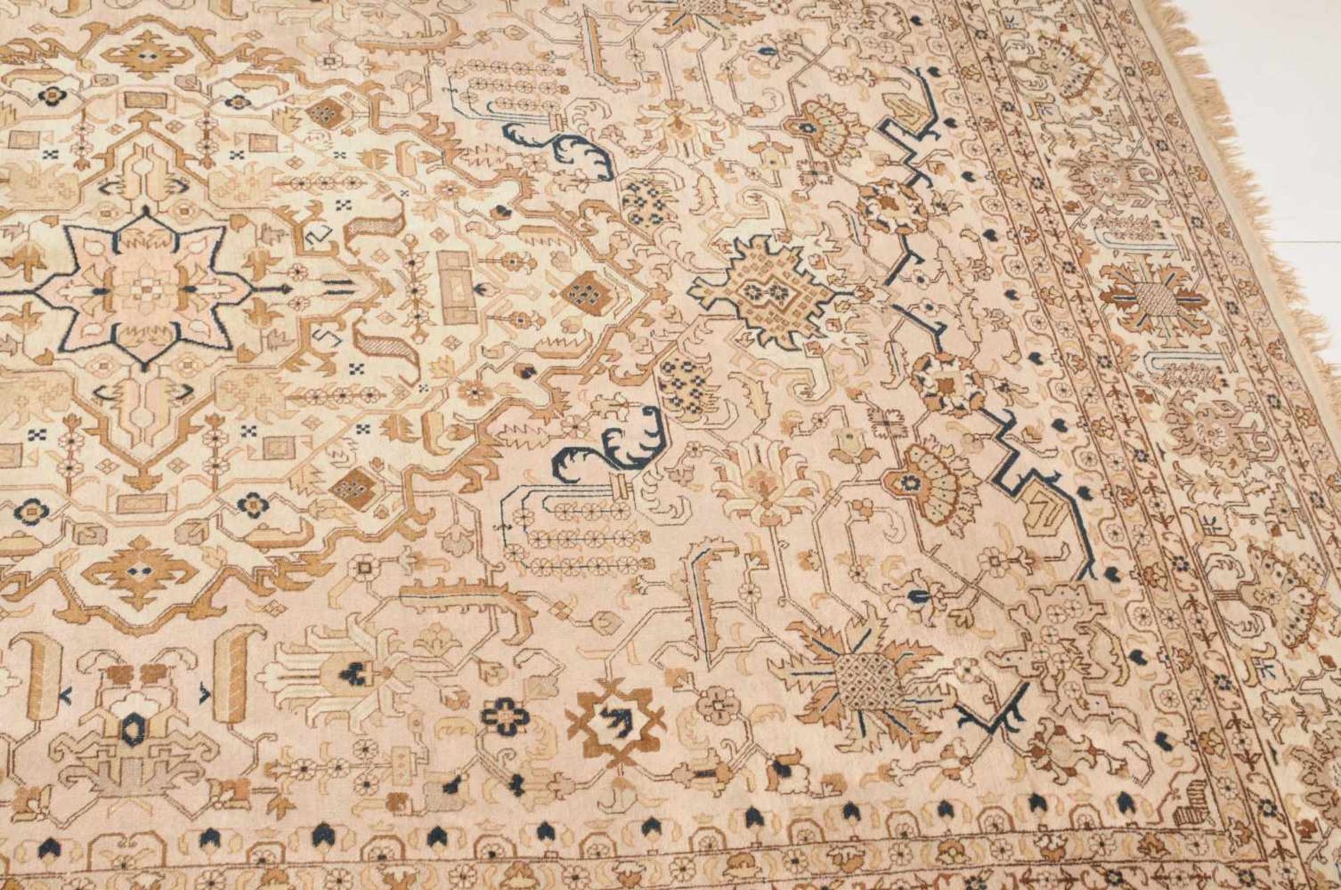 Täbris NW-Persien, um 1900. Pastellfarbener Teppich. Auf hellem Grund ruht ein Zitronen-Medaillon, - Bild 11 aus 13
