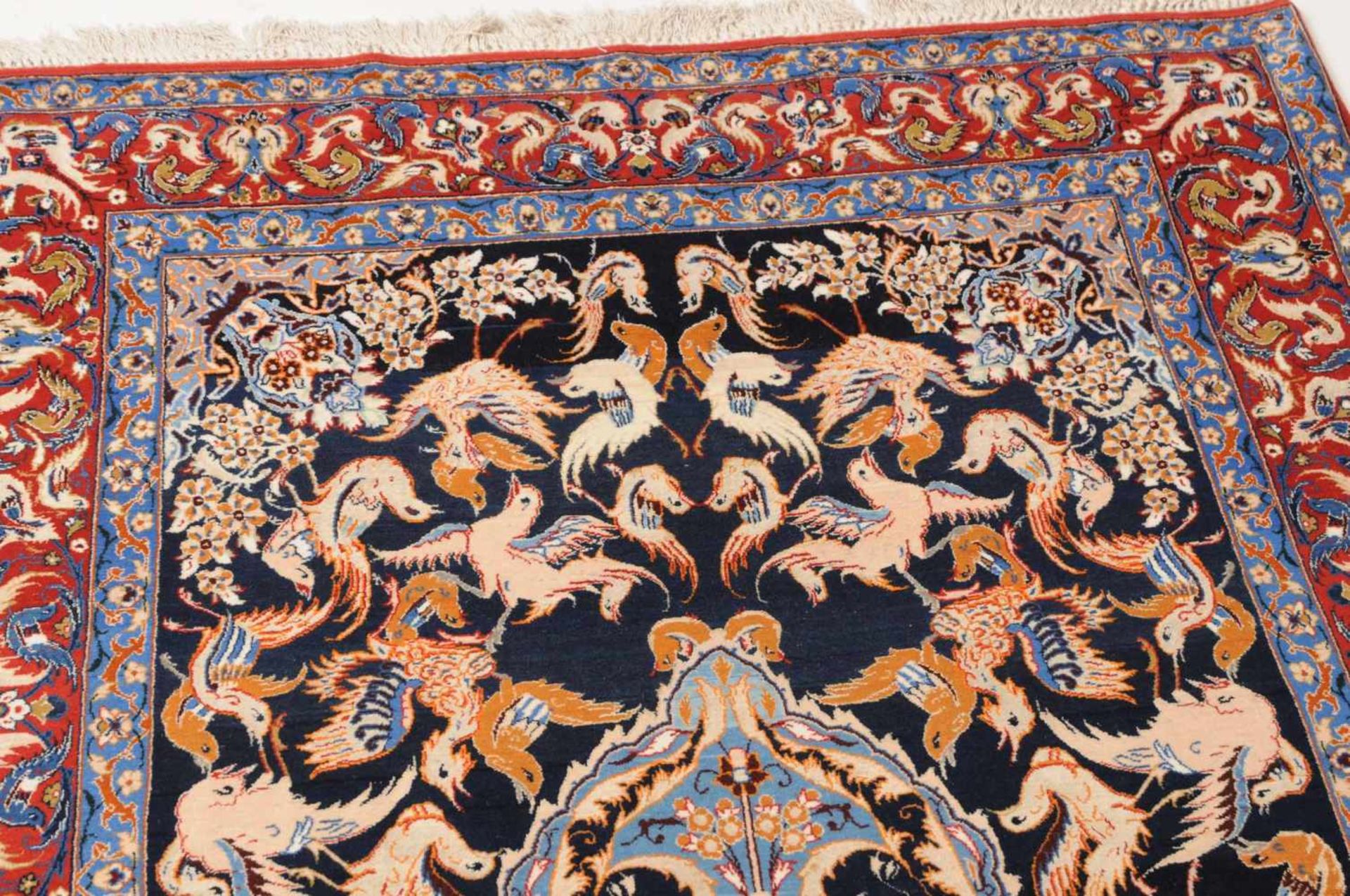 Isfahan Z-Persien, um 1960. Flormaterial Korkwolle, Kette aus Seide. Unten in der Mitte signiert mit - Bild 4 aus 13