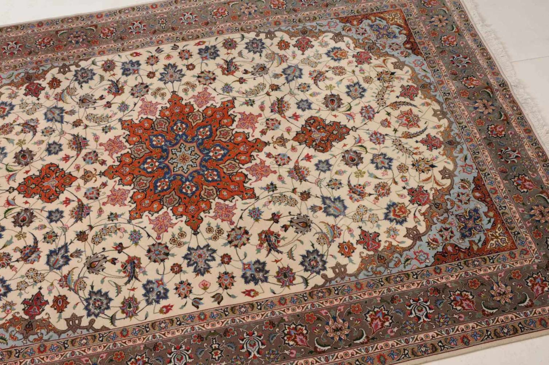 Täbris NW-Persien, um 1980. Fein geknüpfter Teppich. Auf beigem Grund liegt ein rotes 8-Pass-Stern- - Bild 7 aus 15