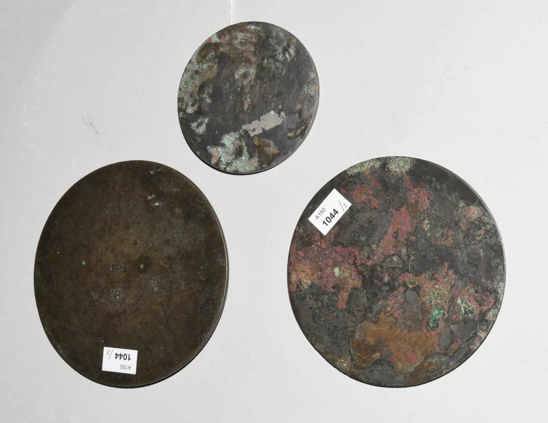 Lot: 3 Bronze-Spiegel China, wohl Han- und Ming-Dynastie. Ein Spiegel mit den vier - Bild 2 aus 5