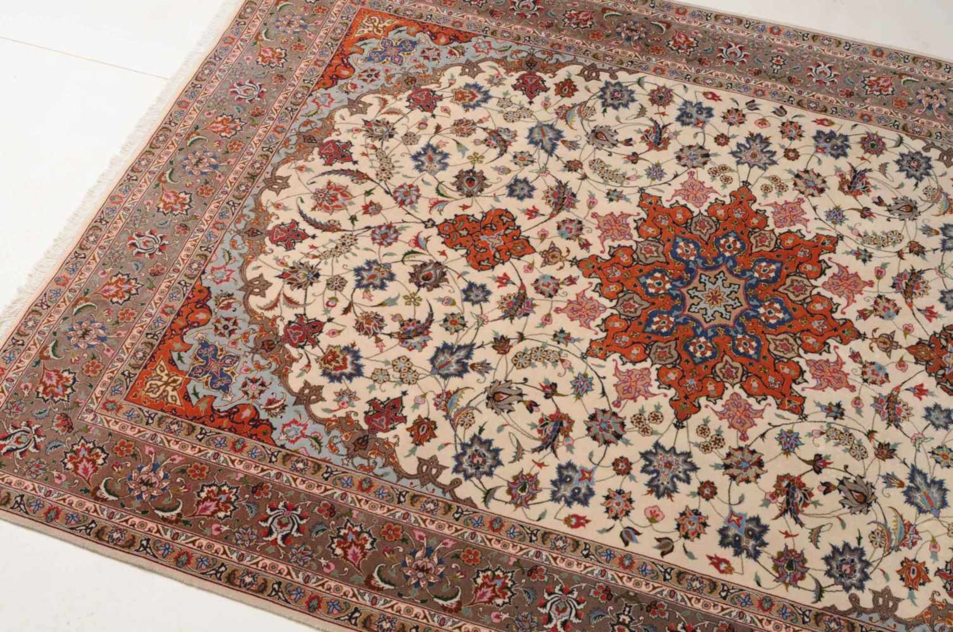 Täbris NW-Persien, um 1980. Fein geknüpfter Teppich. Auf beigem Grund liegt ein rotes 8-Pass-Stern- - Bild 6 aus 15
