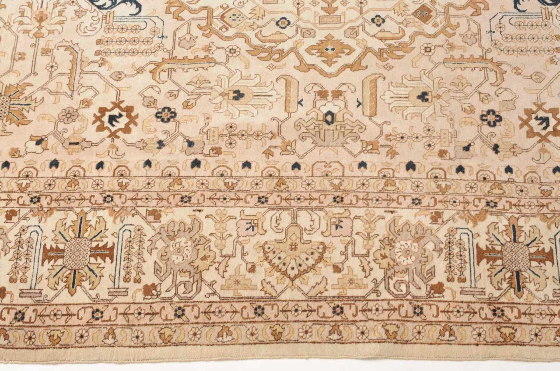 Täbris NW-Persien, um 1900. Pastellfarbener Teppich. Auf hellem Grund ruht ein Zitronen-Medaillon, - Bild 7 aus 13