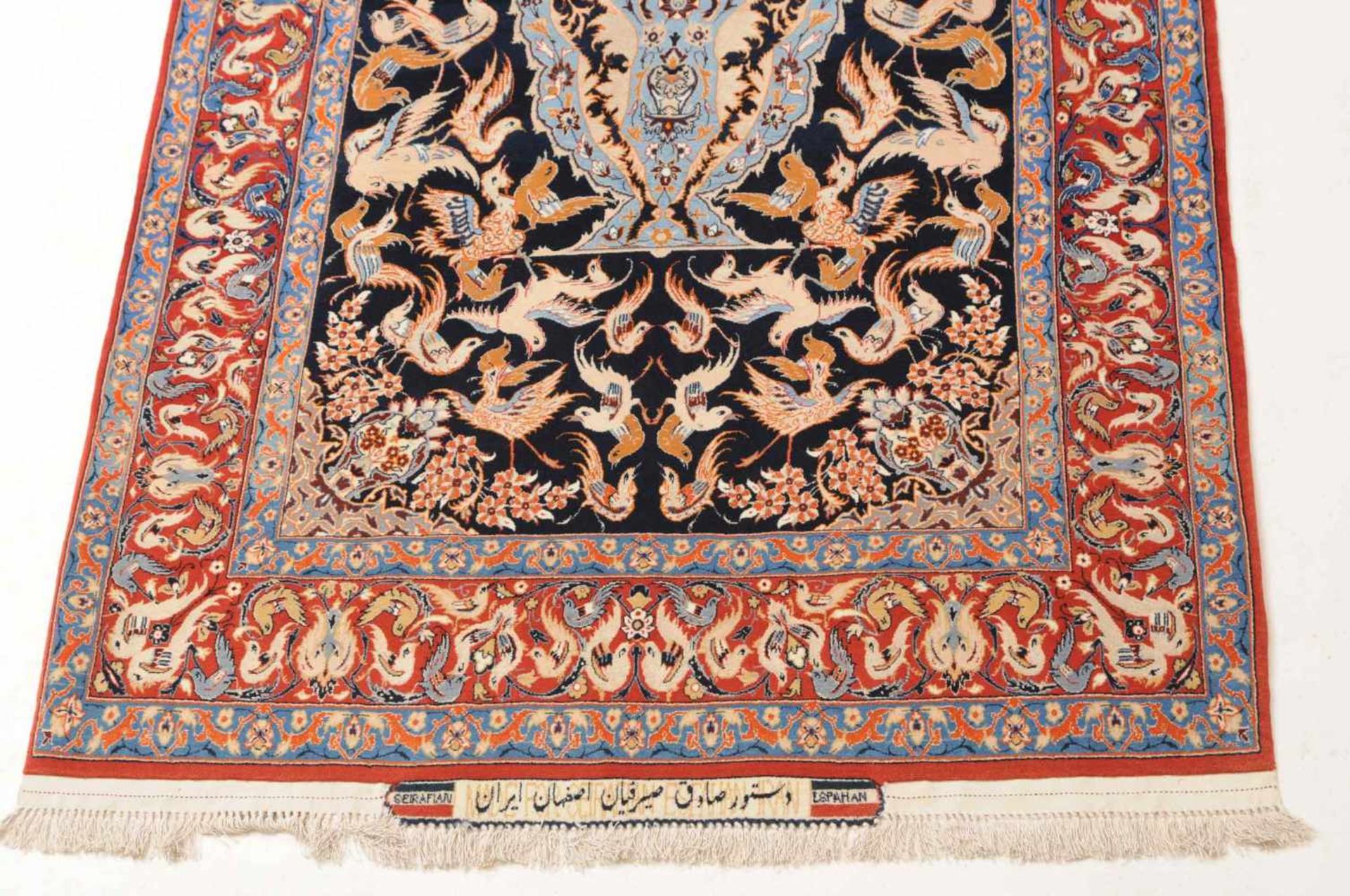 Isfahan Z-Persien, um 1960. Flormaterial Korkwolle, Kette aus Seide. Unten in der Mitte signiert mit - Bild 2 aus 13