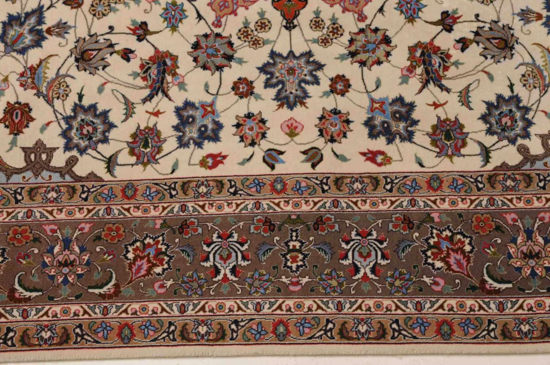 Täbris NW-Persien, um 1980. Fein geknüpfter Teppich. Auf beigem Grund liegt ein rotes 8-Pass-Stern- - Bild 13 aus 15