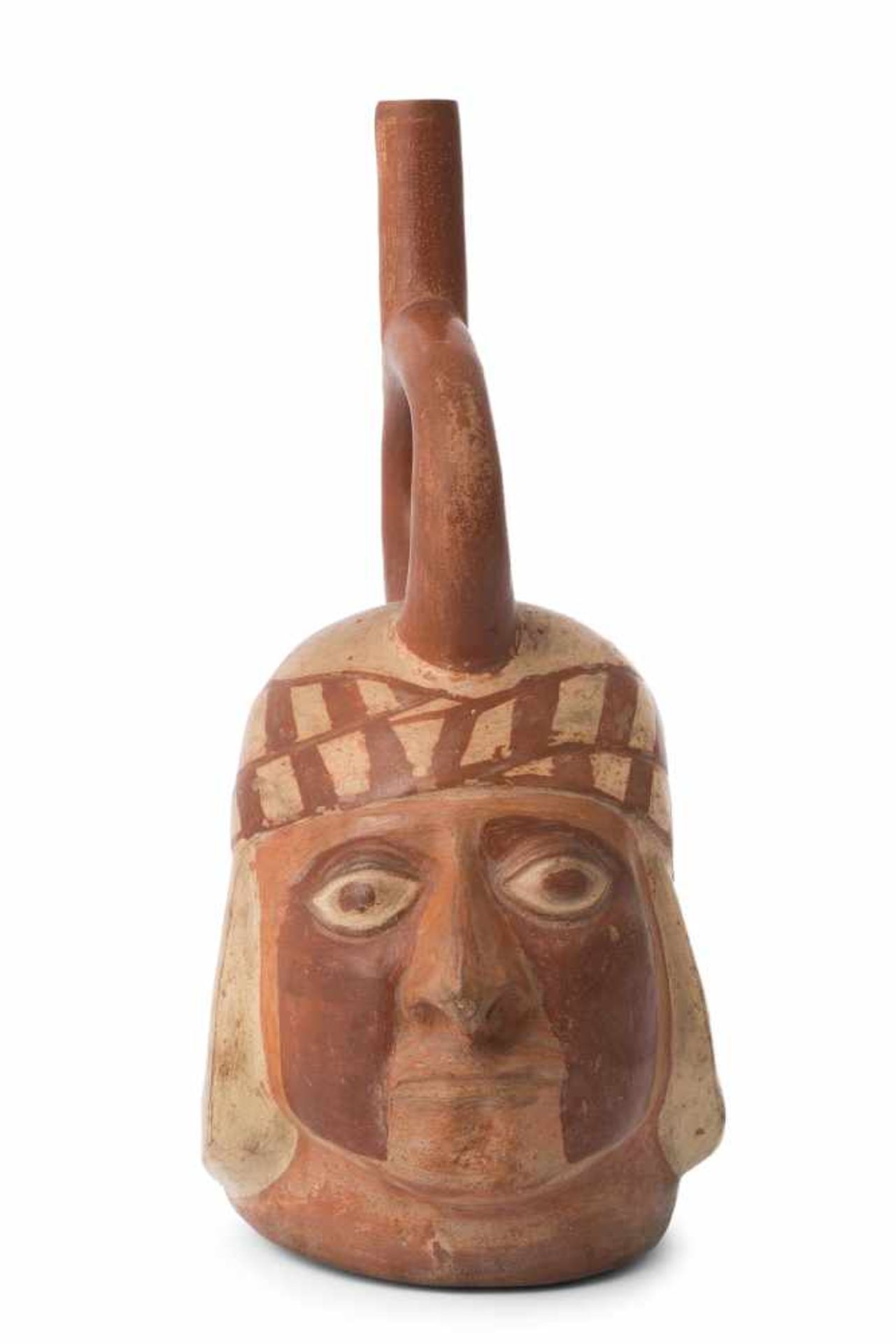 Kopfgefäss Peru, Moche, ca. 500–700 n.C. Rötlicher Ton, rotbraun und cremefarben bemalt.