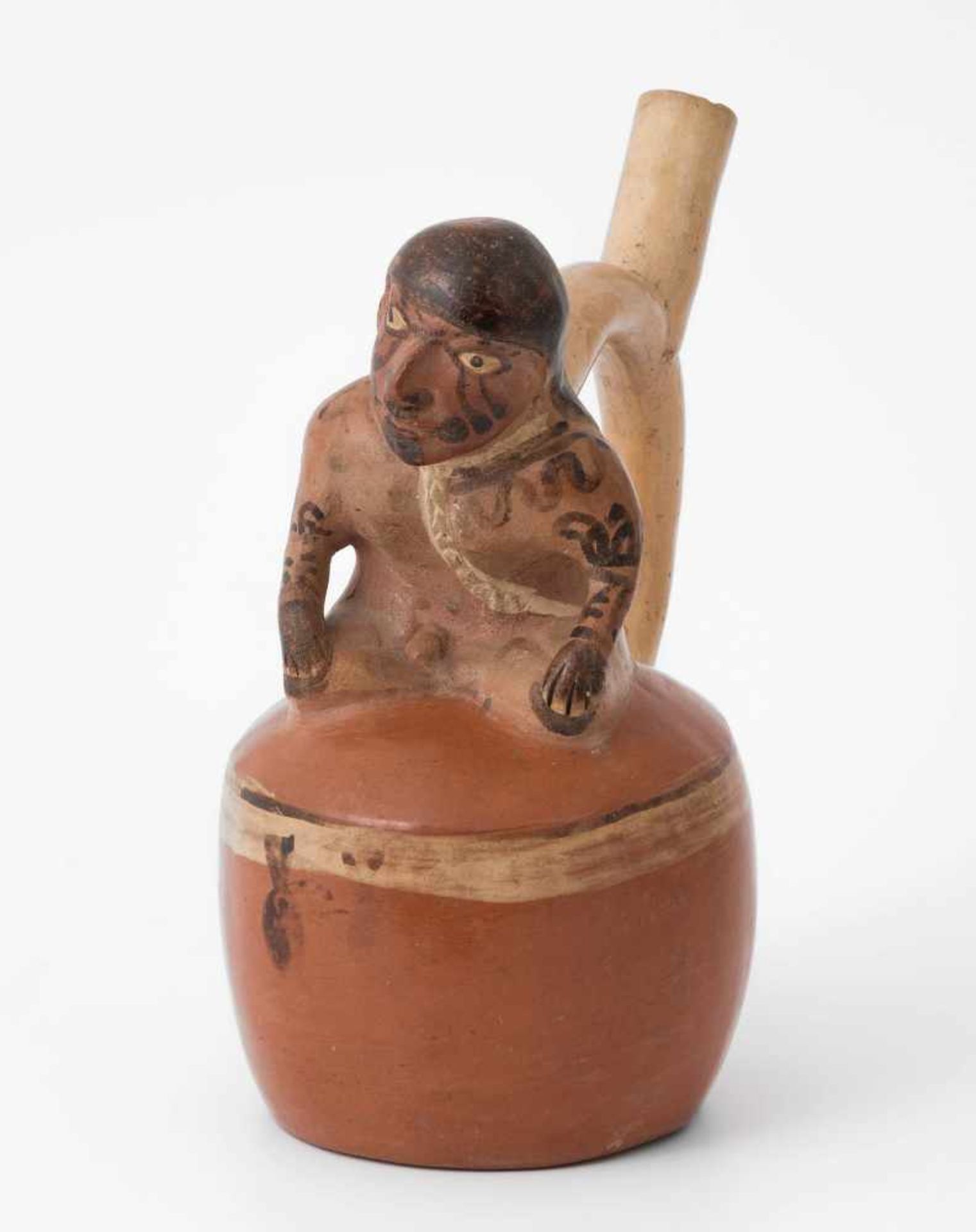 Steigbügelgefäss Peru, Moche, ca. 500–700 n.C. Rötlicher Ton, rotbraun und cremefarben bemalt.