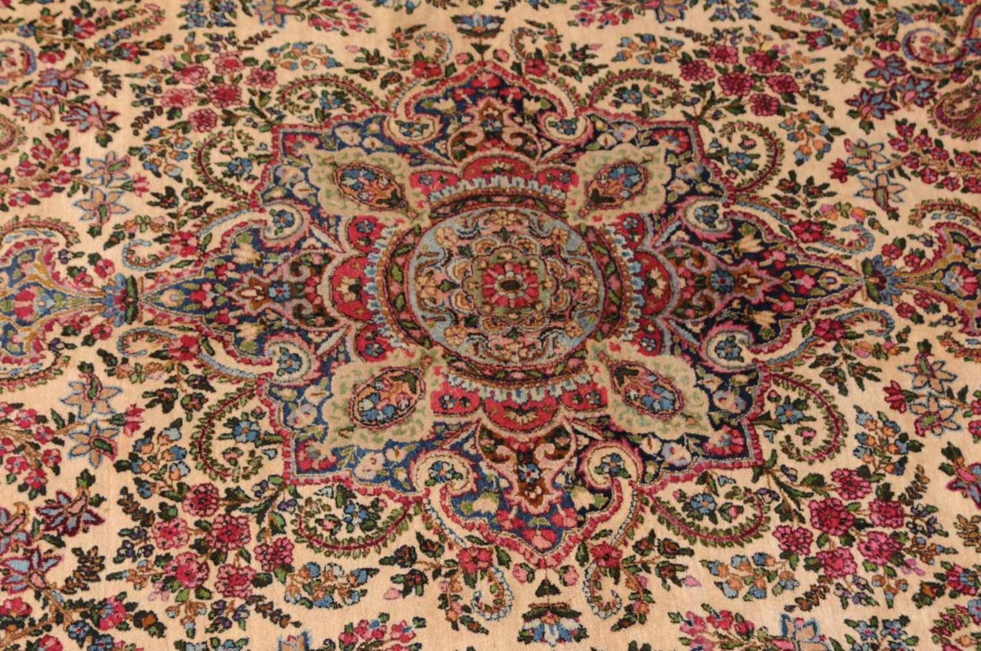 Kirman S-Persien, um 1940. Dichtes florales Werk. Im beigen Innenfeld liegt ein reich gemustertes - Bild 13 aus 13
