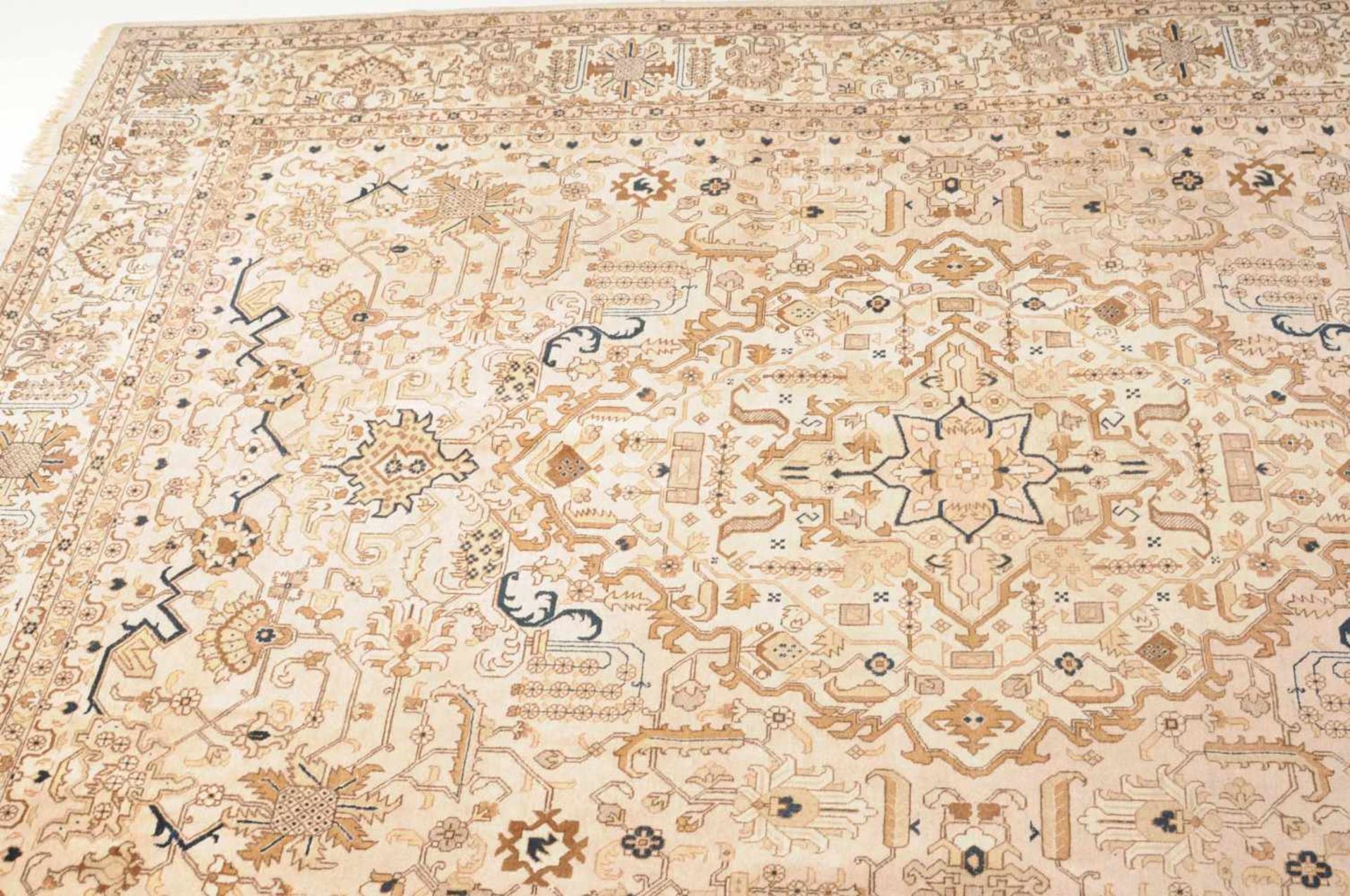 Täbris NW-Persien, um 1900. Pastellfarbener Teppich. Auf hellem Grund ruht ein Zitronen-Medaillon, - Bild 2 aus 13