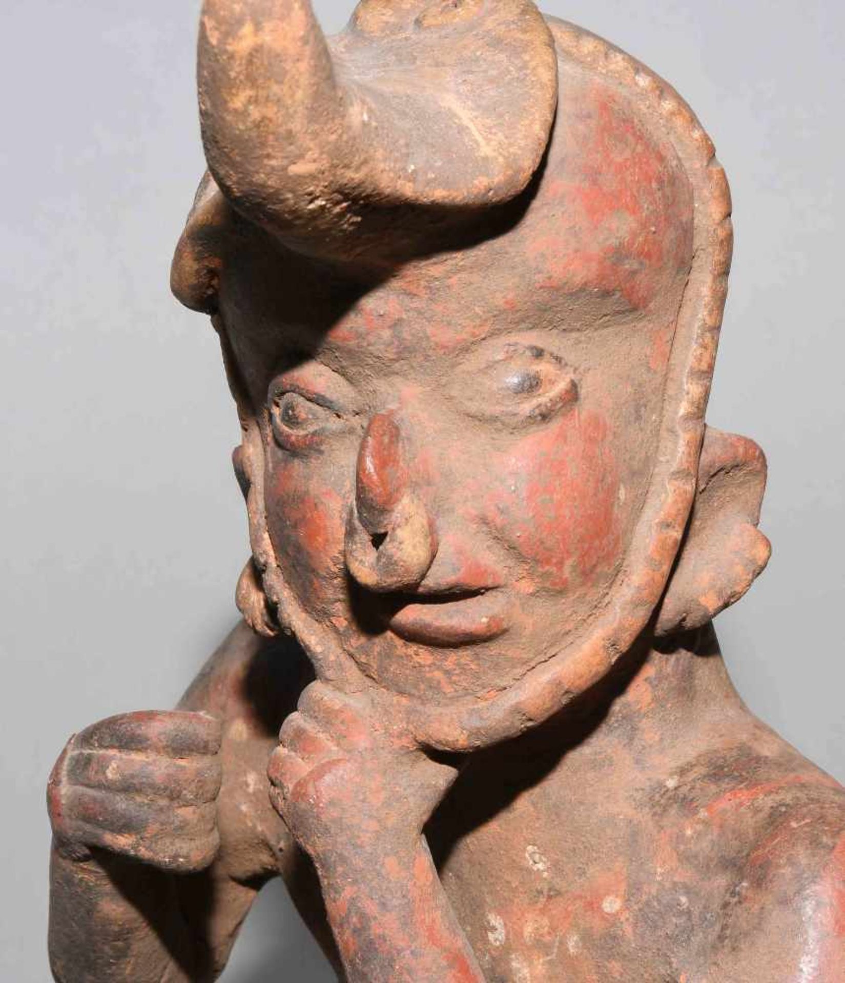 Sitzende Figur Westliches Mexico, Jalisco, 200–300 n.C. Ton, rot bemalt mit Details in schwarz und - Bild 6 aus 8