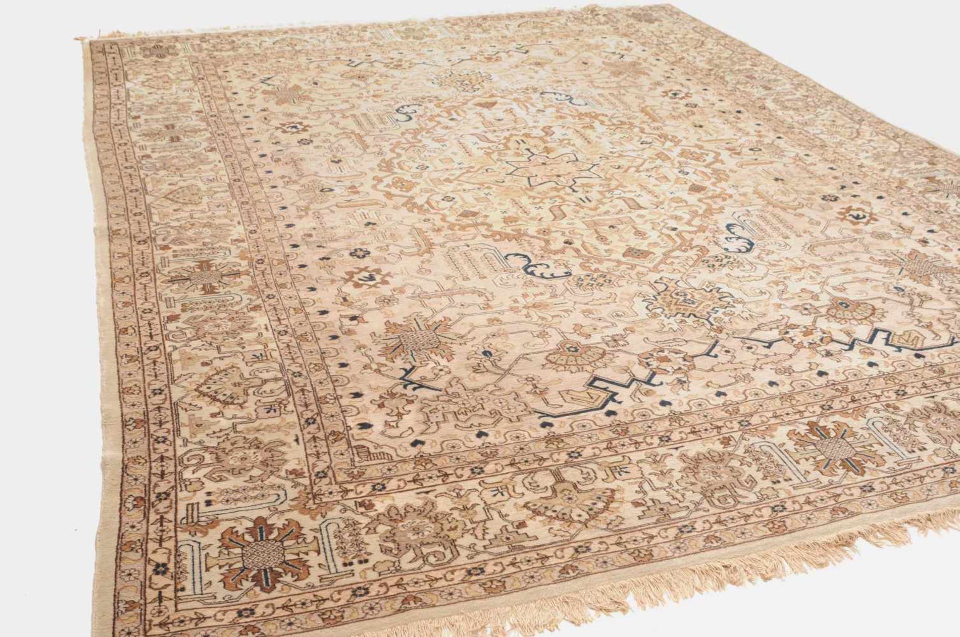 Täbris NW-Persien, um 1900. Pastellfarbener Teppich. Auf hellem Grund ruht ein Zitronen-Medaillon,
