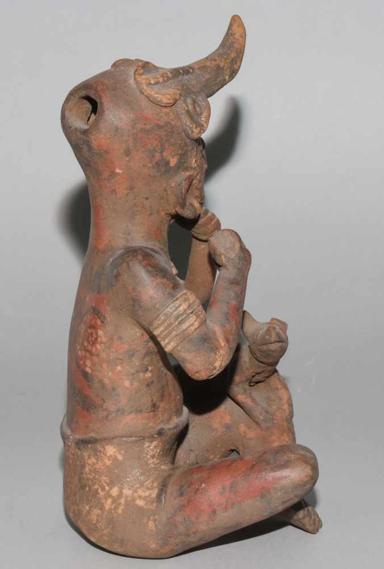 Sitzende Figur Westliches Mexico, Jalisco, 200–300 n.C. Ton, rot bemalt mit Details in schwarz und - Bild 5 aus 8