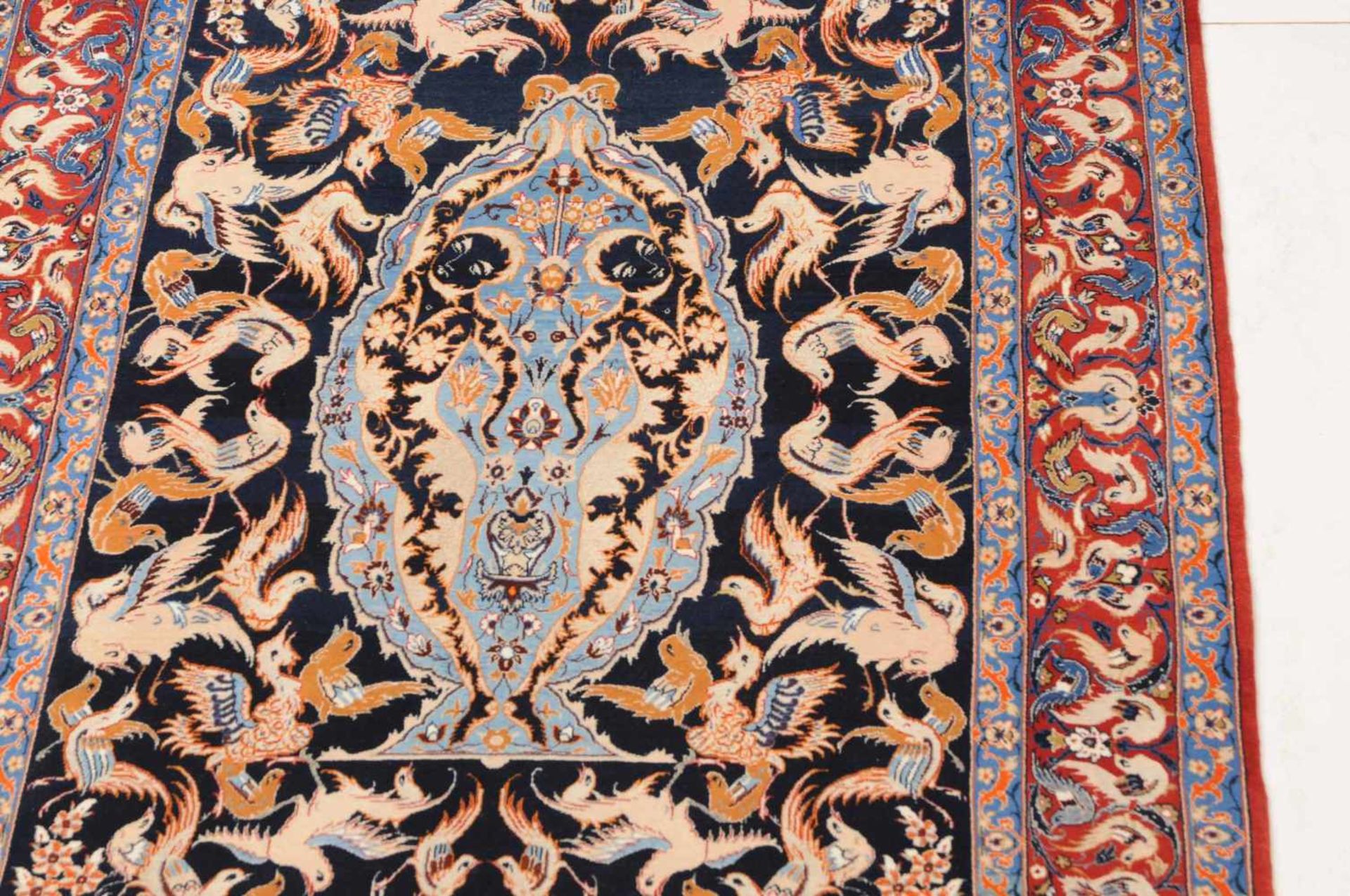 Isfahan Z-Persien, um 1960. Flormaterial Korkwolle, Kette aus Seide. Unten in der Mitte signiert mit - Bild 7 aus 13
