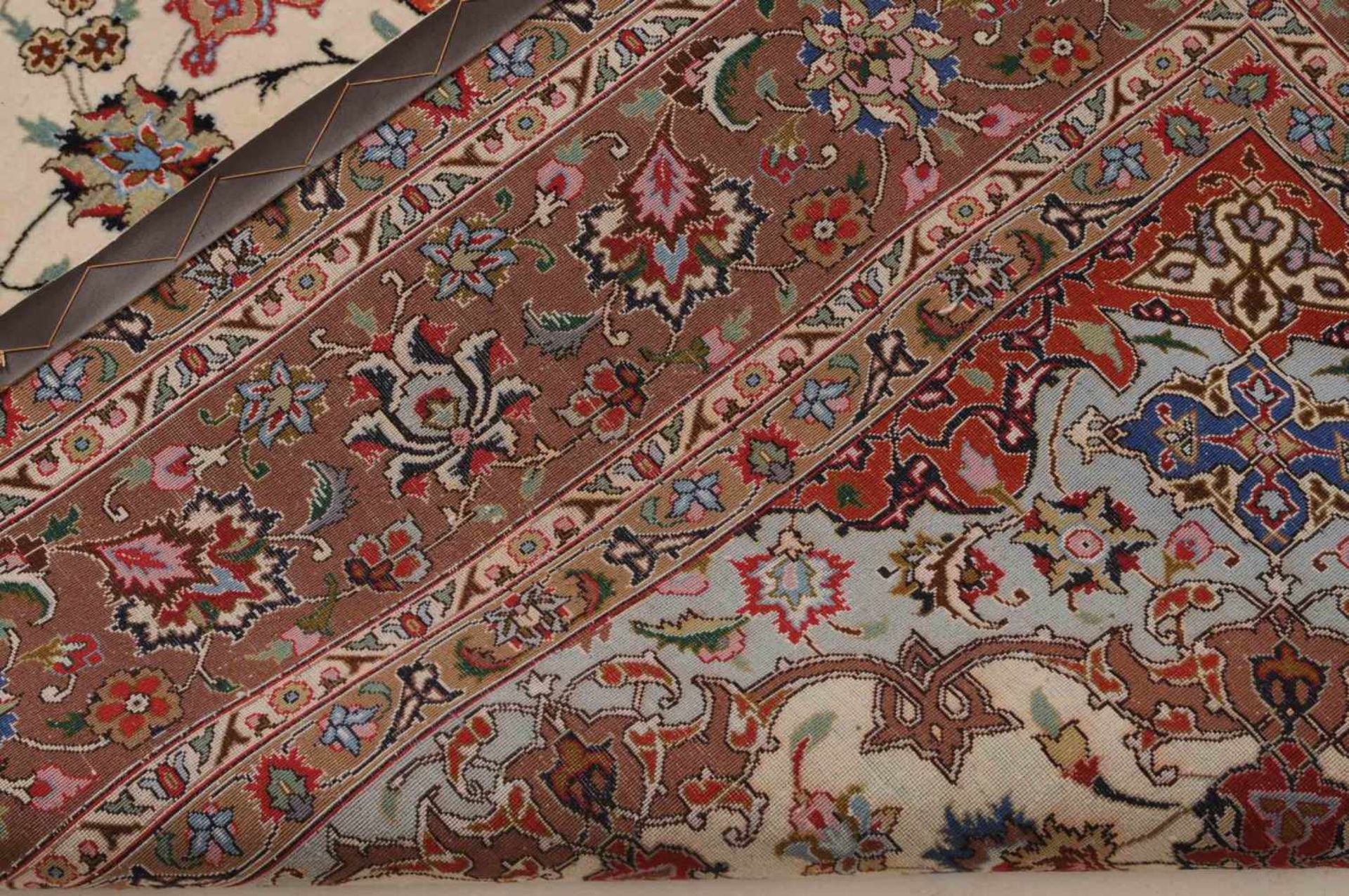 Täbris NW-Persien, um 1980. Fein geknüpfter Teppich. Auf beigem Grund liegt ein rotes 8-Pass-Stern- - Bild 12 aus 15