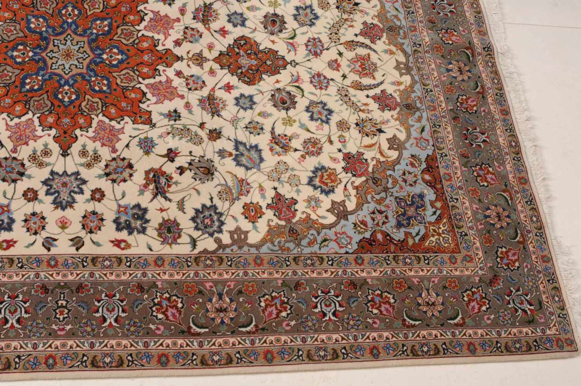 Täbris NW-Persien, um 1980. Fein geknüpfter Teppich. Auf beigem Grund liegt ein rotes 8-Pass-Stern- - Bild 11 aus 15