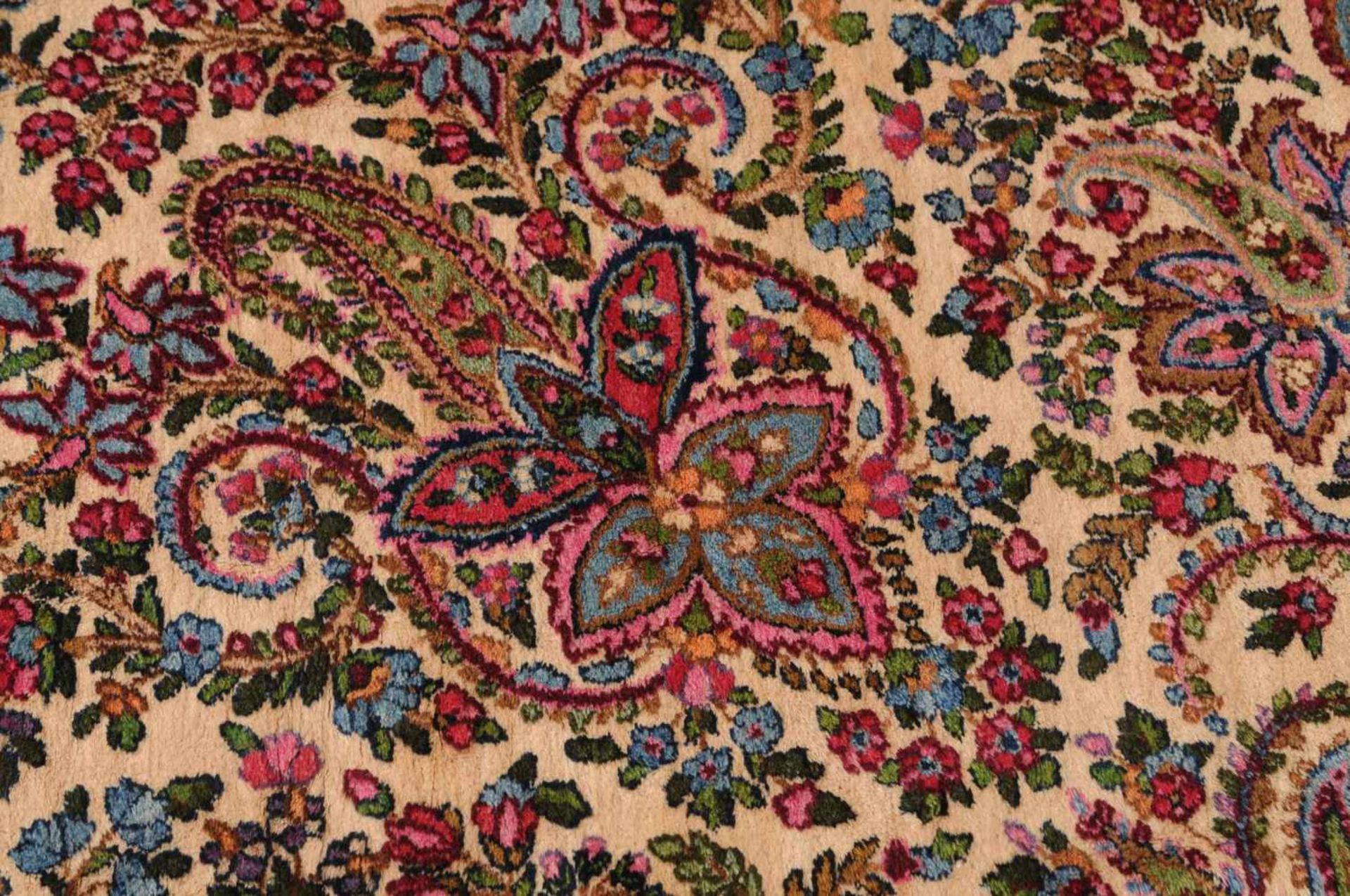 Kirman S-Persien, um 1940. Dichtes florales Werk. Im beigen Innenfeld liegt ein reich gemustertes - Bild 5 aus 13