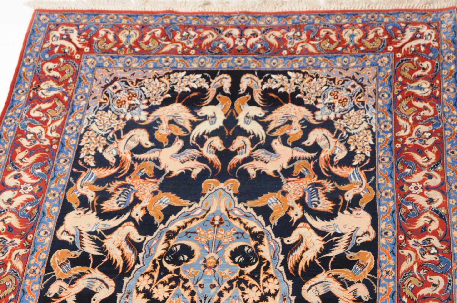 Isfahan Z-Persien, um 1960. Flormaterial Korkwolle, Kette aus Seide. Unten in der Mitte signiert mit - Bild 11 aus 13