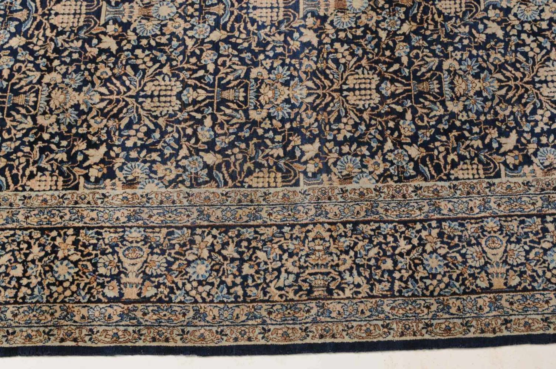 Kirman Z-Persien, um 1910. Dichtes florales Werk. Das nachtblaue Mittelfeld ist flächendeckend mit - Bild 11 aus 15