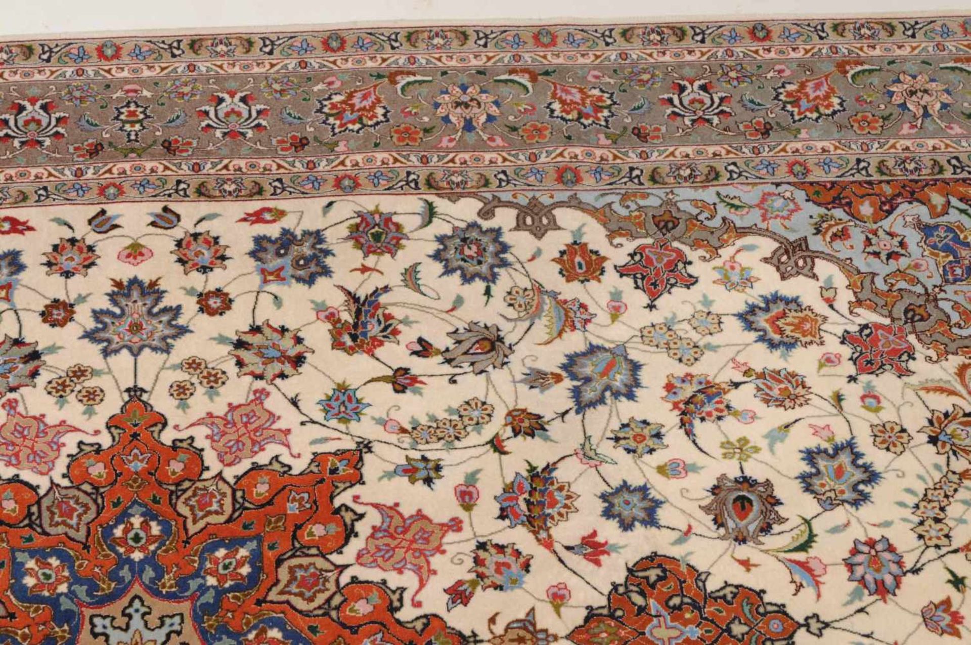 Täbris NW-Persien, um 1980. Fein geknüpfter Teppich. Auf beigem Grund liegt ein rotes 8-Pass-Stern- - Bild 3 aus 15