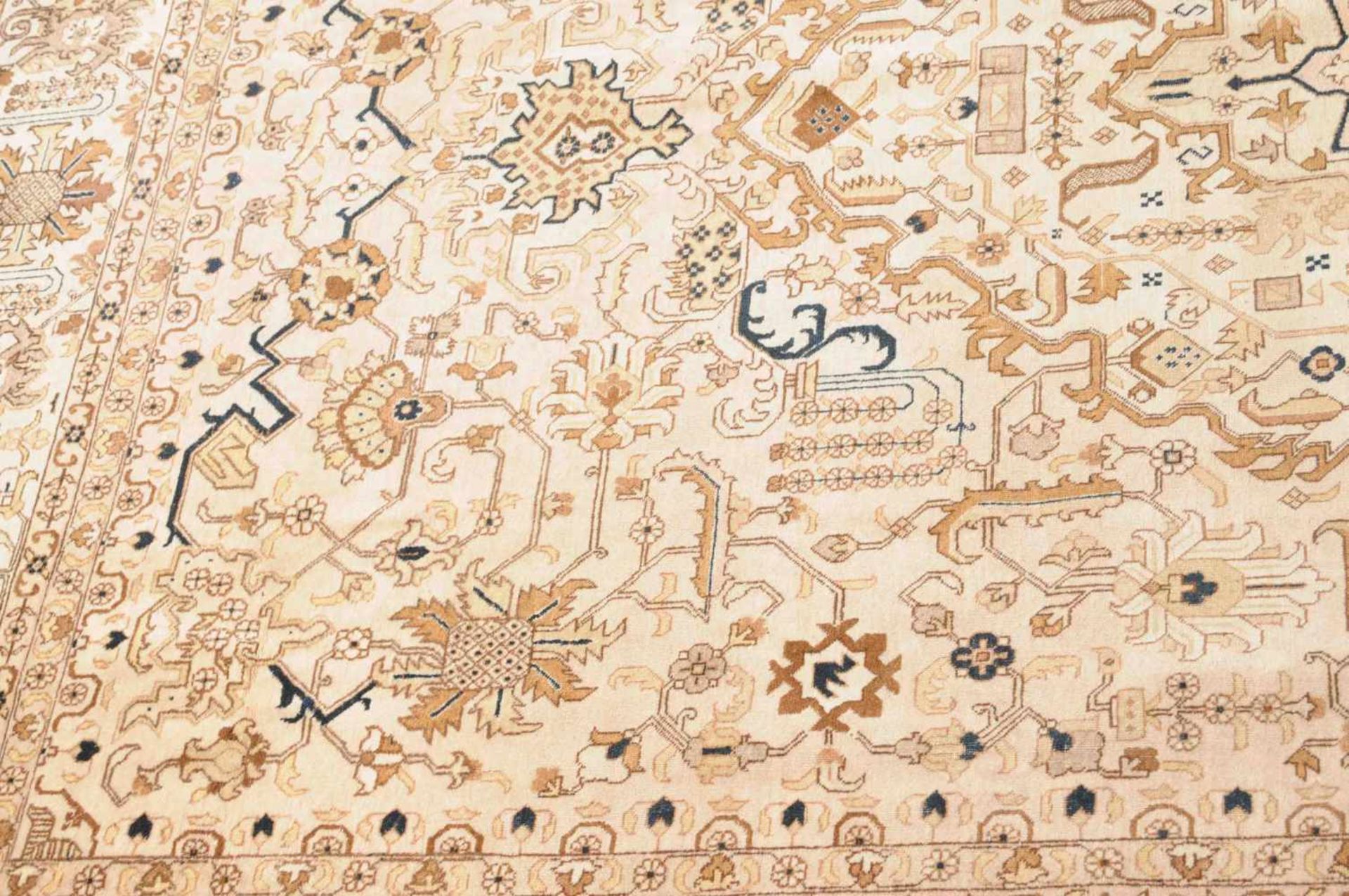 Täbris NW-Persien, um 1900. Pastellfarbener Teppich. Auf hellem Grund ruht ein Zitronen-Medaillon, - Bild 13 aus 13