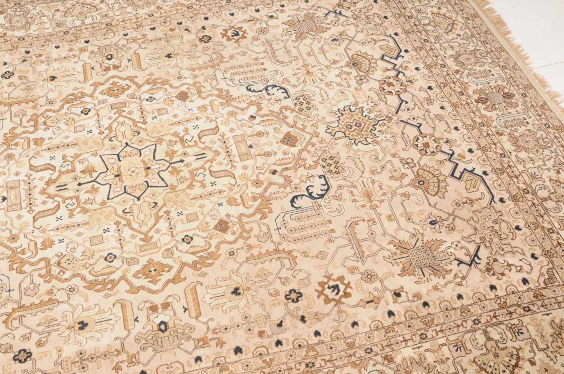 Täbris NW-Persien, um 1900. Pastellfarbener Teppich. Auf hellem Grund ruht ein Zitronen-Medaillon, - Bild 5 aus 13