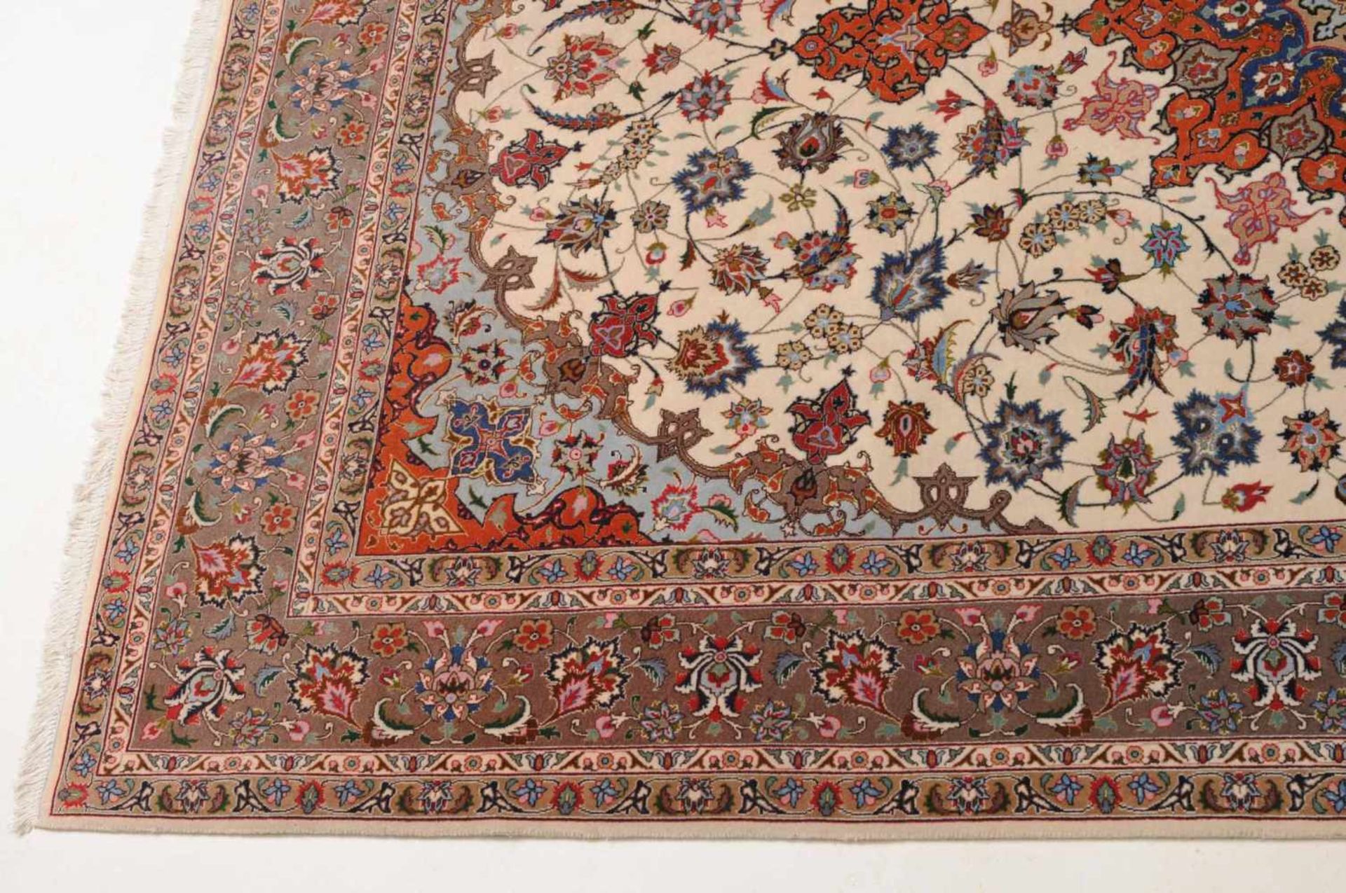 Täbris NW-Persien, um 1980. Fein geknüpfter Teppich. Auf beigem Grund liegt ein rotes 8-Pass-Stern- - Bild 8 aus 15