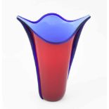 Barovier & TosoMurano, 1983. Entwurf: Toni Zuccheri. Vase. Farbloses Glas, innen milchigblau, aussen