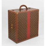 Louis Vuitton, KofferUm 1954–58. Aus Monogram Canvas (Schablonenmuster). Mit Initialen A. V. und