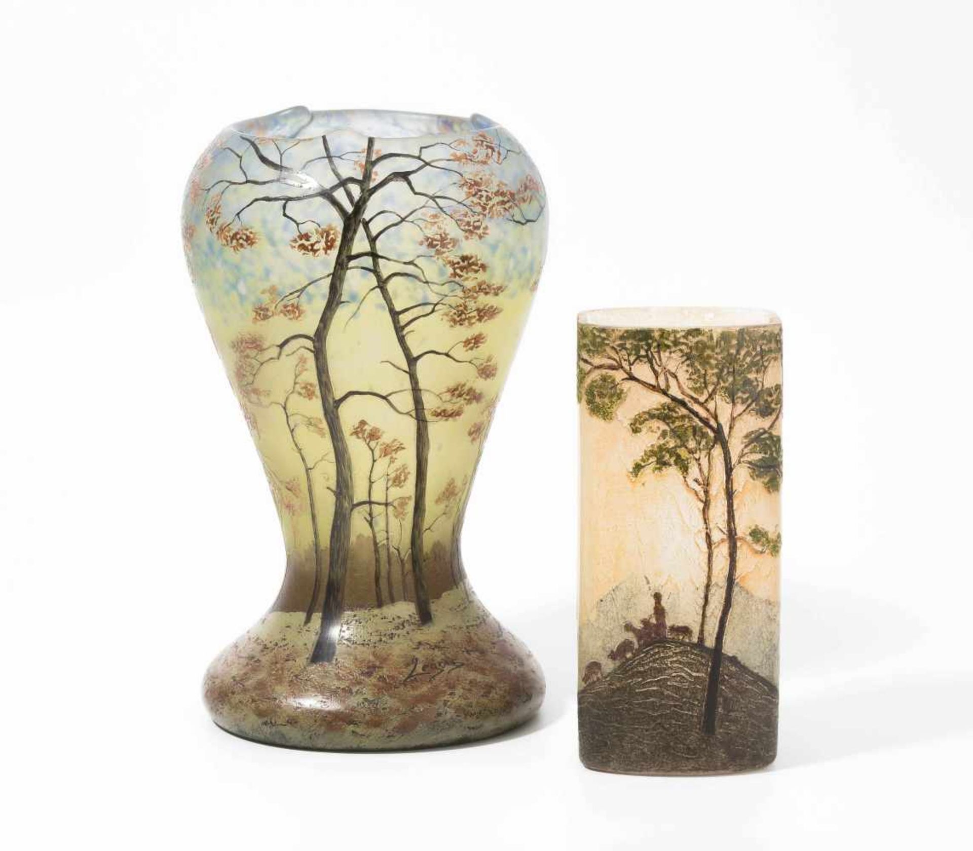 LegrasSt. Denis, um 1900. 2 Vasen. Farbloses Glas mit Pulvereinschmelzungen, reliefiert geätzter