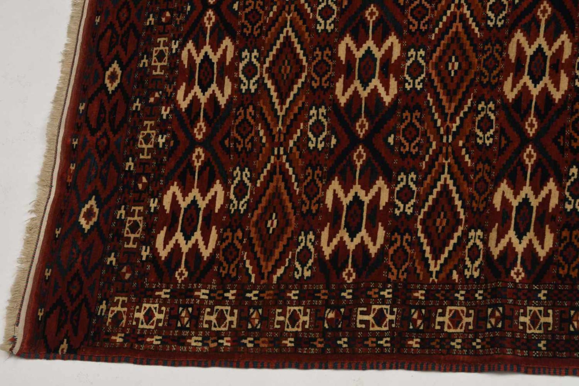 JomudNO-Persien, um 1910. Sehr fein geknüpfter Teppich mit Streifen-Dekor. Auf rotem Grund sind - Bild 4 aus 10