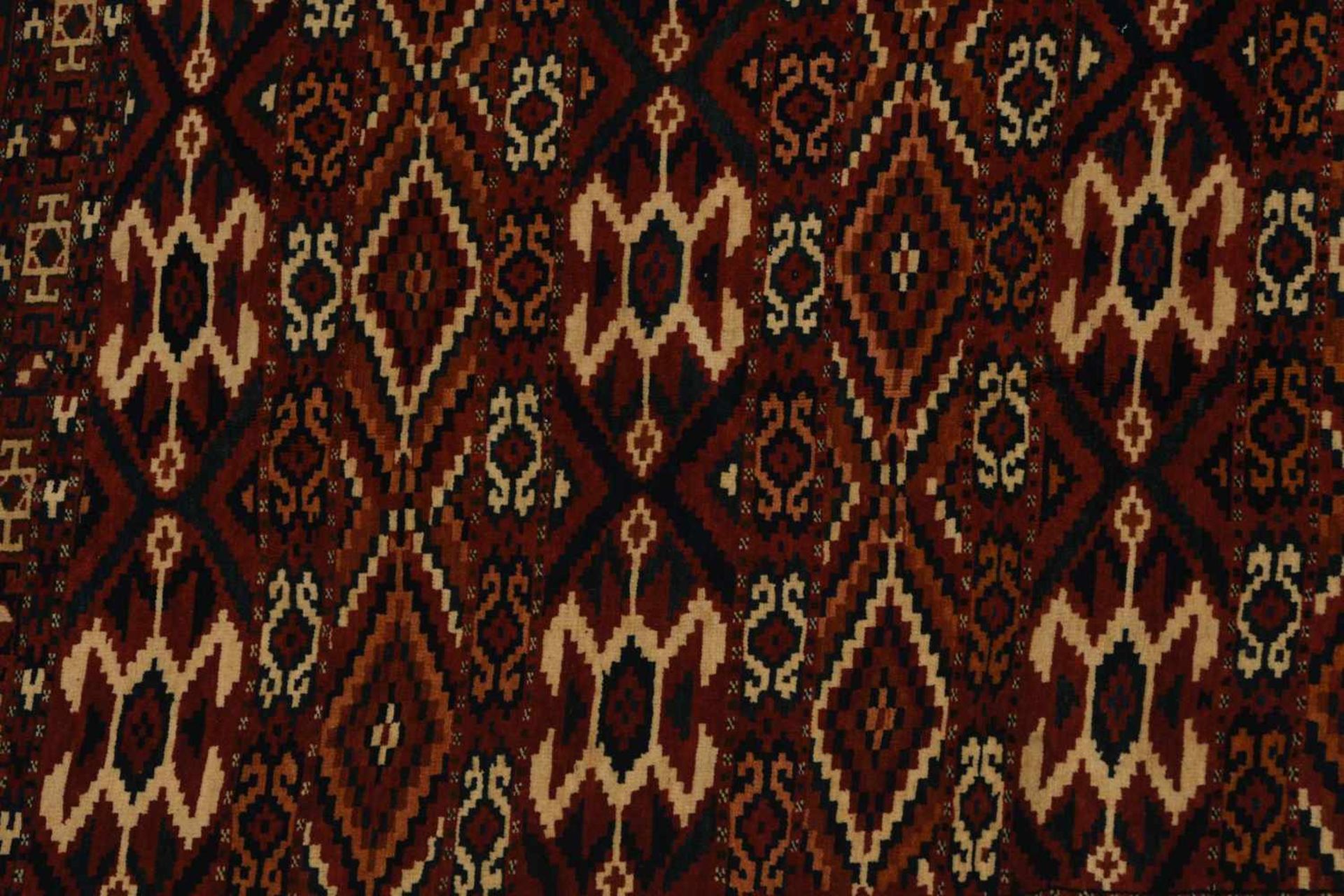 JomudNO-Persien, um 1910. Sehr fein geknüpfter Teppich mit Streifen-Dekor. Auf rotem Grund sind - Bild 10 aus 10