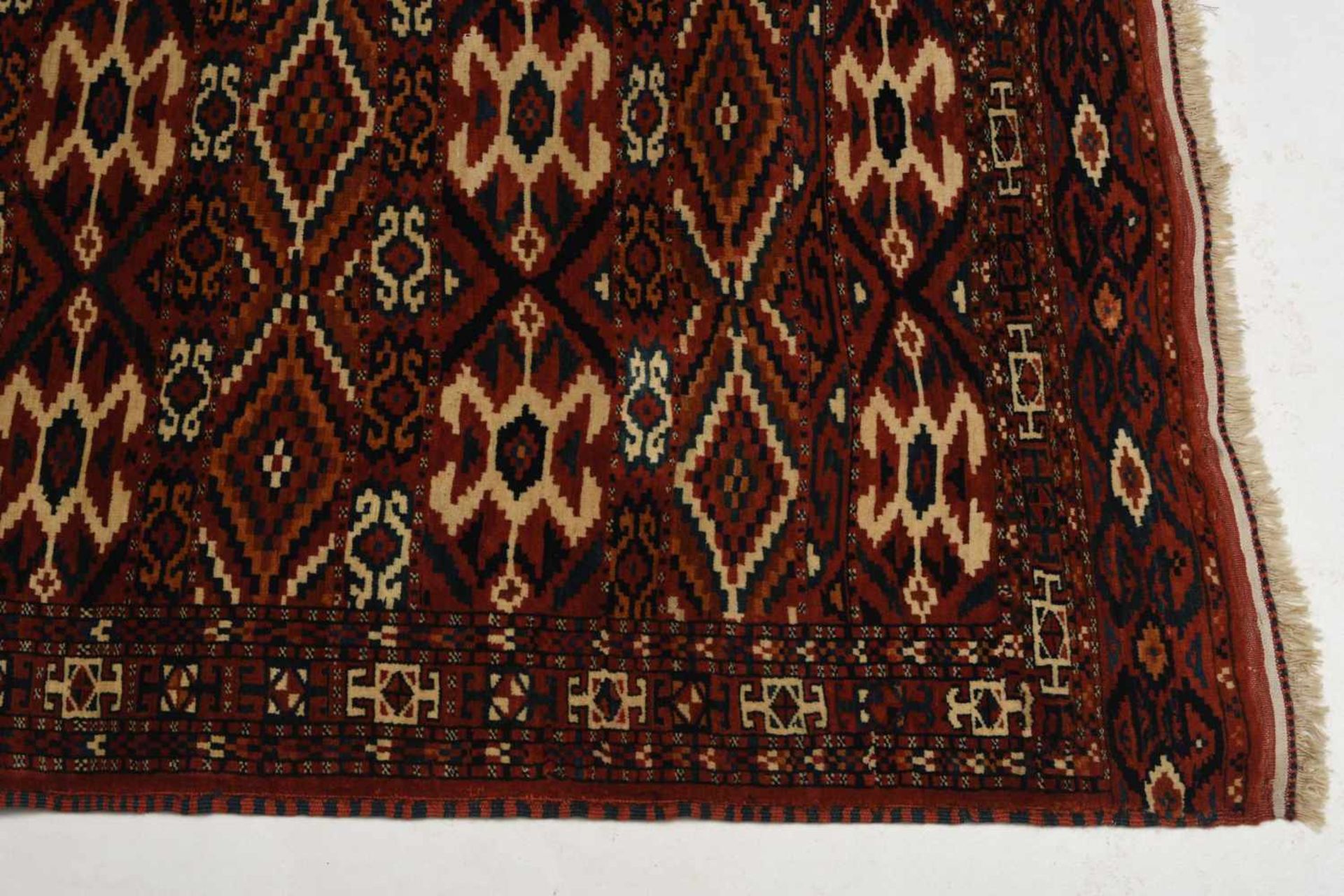 JomudNO-Persien, um 1910. Sehr fein geknüpfter Teppich mit Streifen-Dekor. Auf rotem Grund sind - Bild 5 aus 10