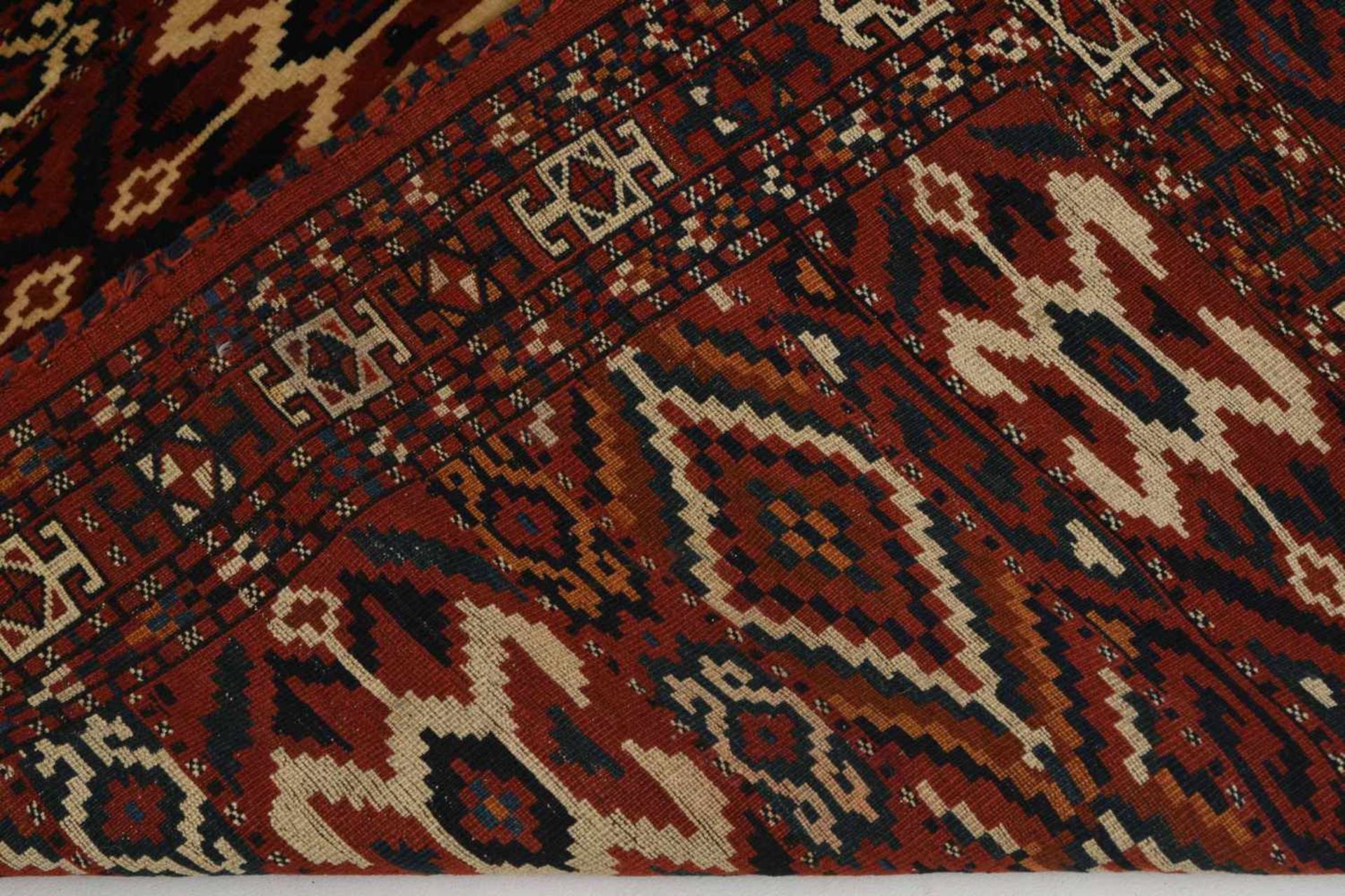 JomudNO-Persien, um 1910. Sehr fein geknüpfter Teppich mit Streifen-Dekor. Auf rotem Grund sind - Bild 7 aus 10