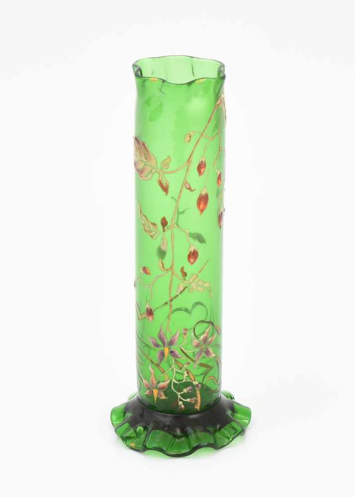 Emile GalléNancy, um 1895. Vase. Grünes Glas, emaillierter Dekor mit Solanum-Zweig. Bezeichnet: