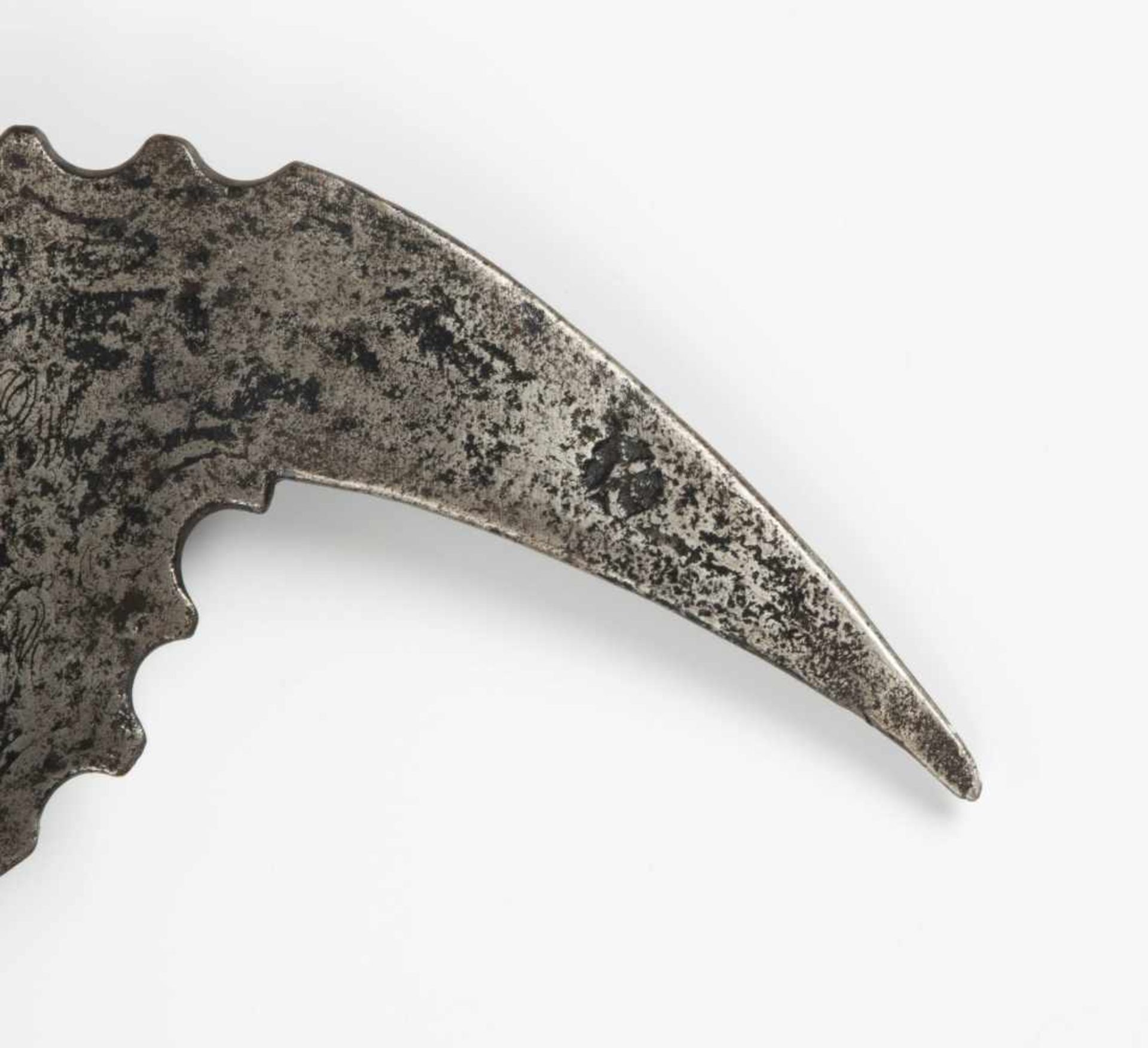 Trabanten-HalbarteÖsterreich, 17.Jh. Eisen (L 50 cm) mit Ätzdekor. Lange blattförmige Spitze, - Bild 2 aus 2