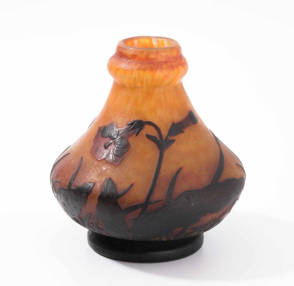 Daum FrèresNancy, um 1910. Vase. Farbloses Glas mit gelben und orangen Pulvereinschmelzungen, rot