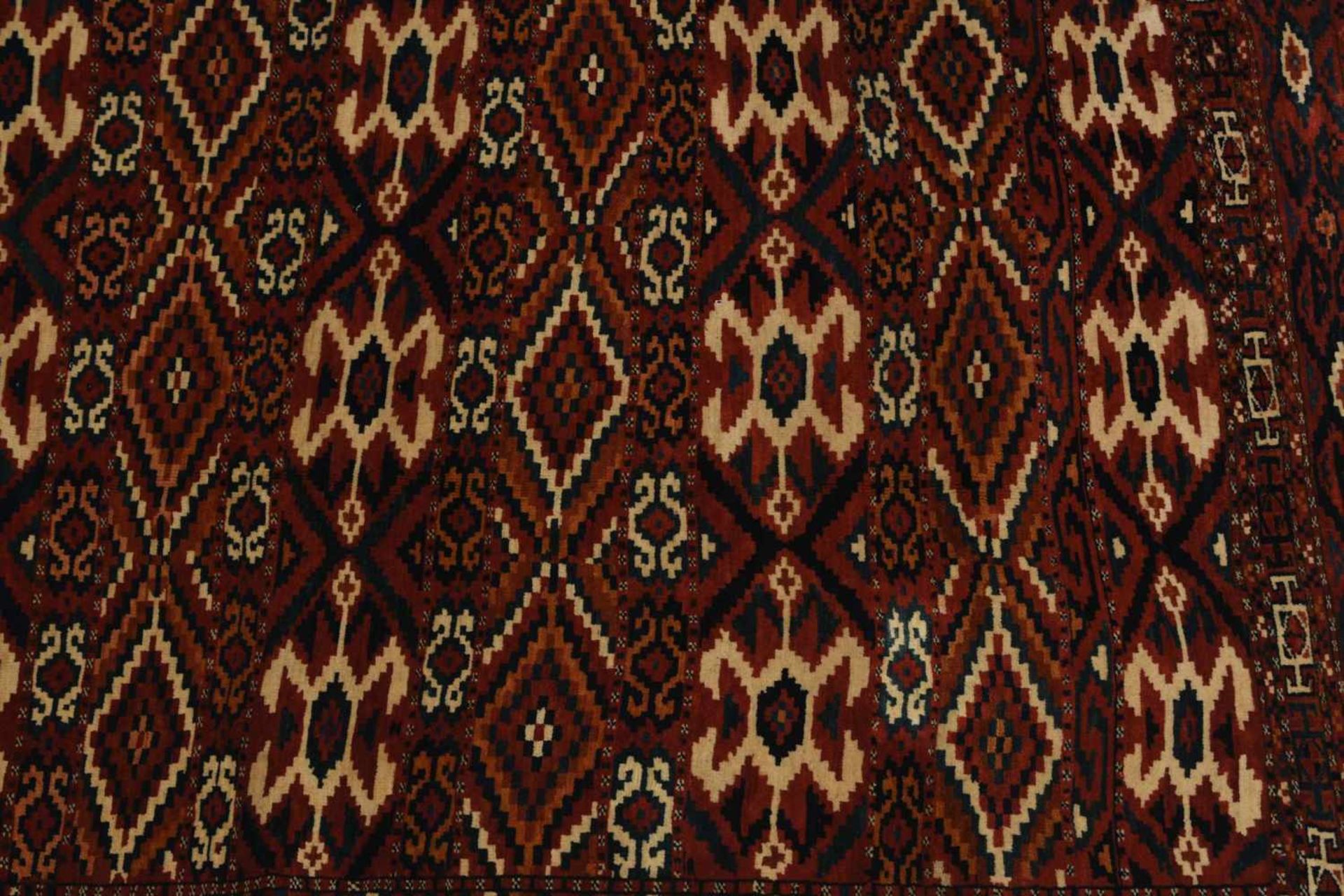 JomudNO-Persien, um 1910. Sehr fein geknüpfter Teppich mit Streifen-Dekor. Auf rotem Grund sind - Bild 8 aus 10